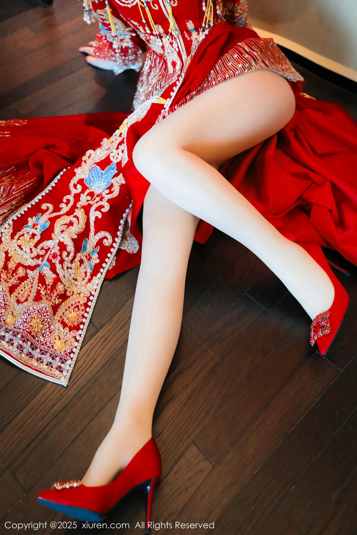 [[XiuRen秀人网]秀人网]No.9823_模特蛋蛋宝新年主题性感红色新娘装露白色内衣秀丰腴身材诱惑写真79P