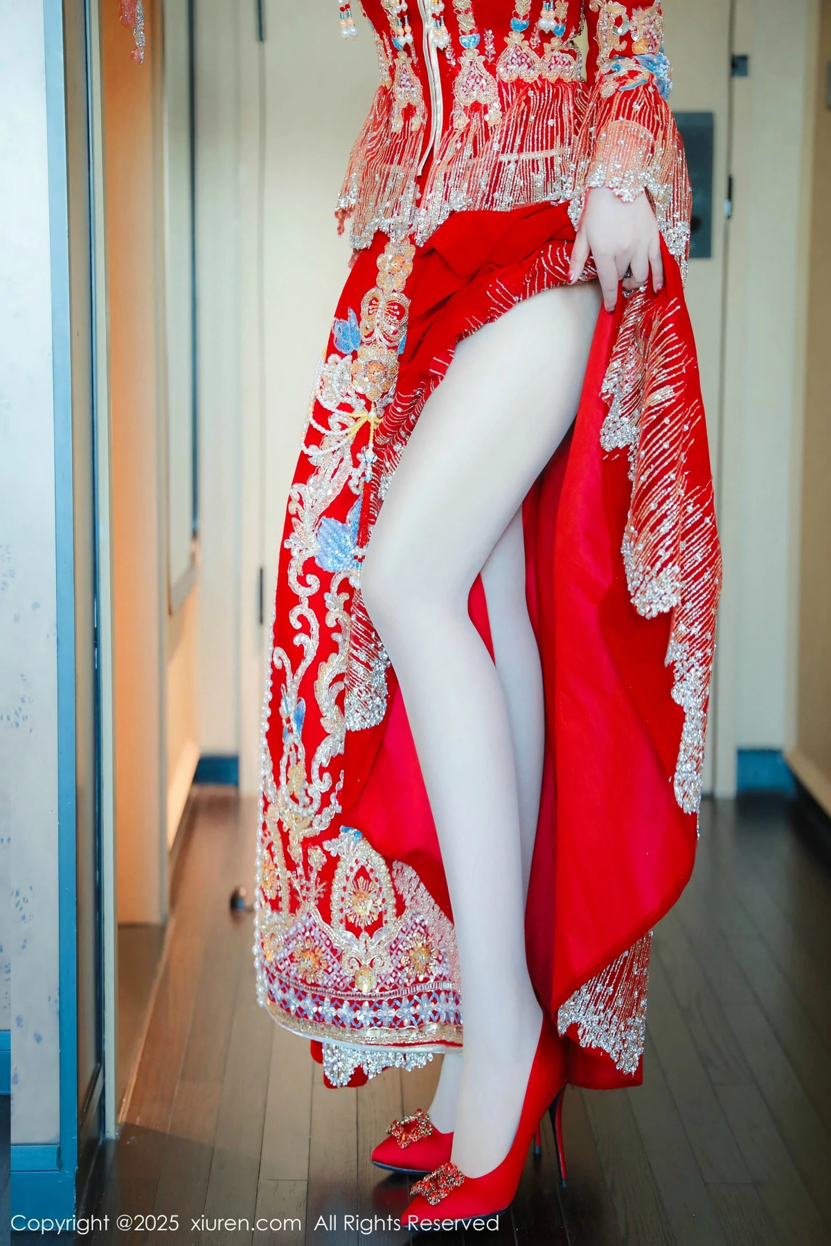 [[XiuRen秀人网]秀人网]No.9823_模特蛋蛋宝新年主题性感红色新娘装露白色内衣秀丰腴身材诱惑写真79P