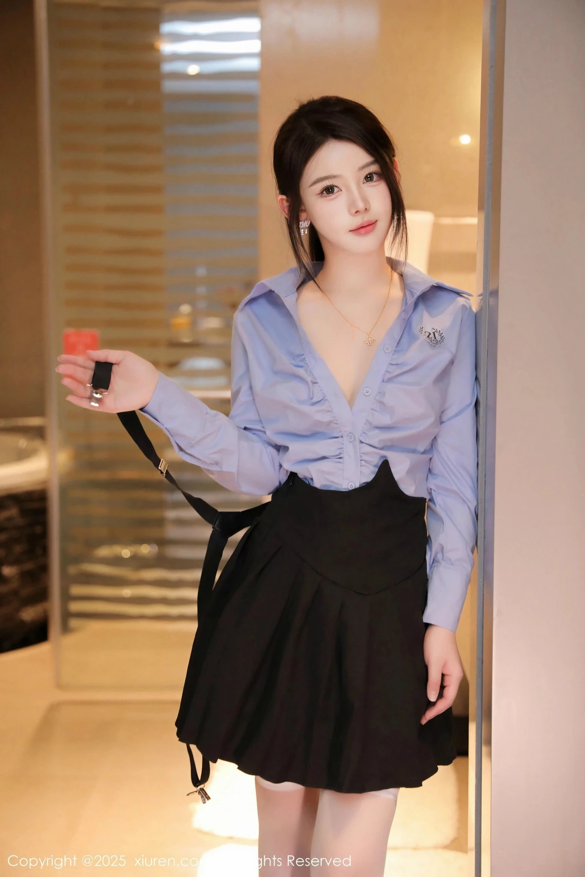 [[XiuRen秀人网]秀人网]No.9819_模特爱酱里性感蓝T配黑色吊带短裙露白丝袜秀完美身材诱惑写真80P