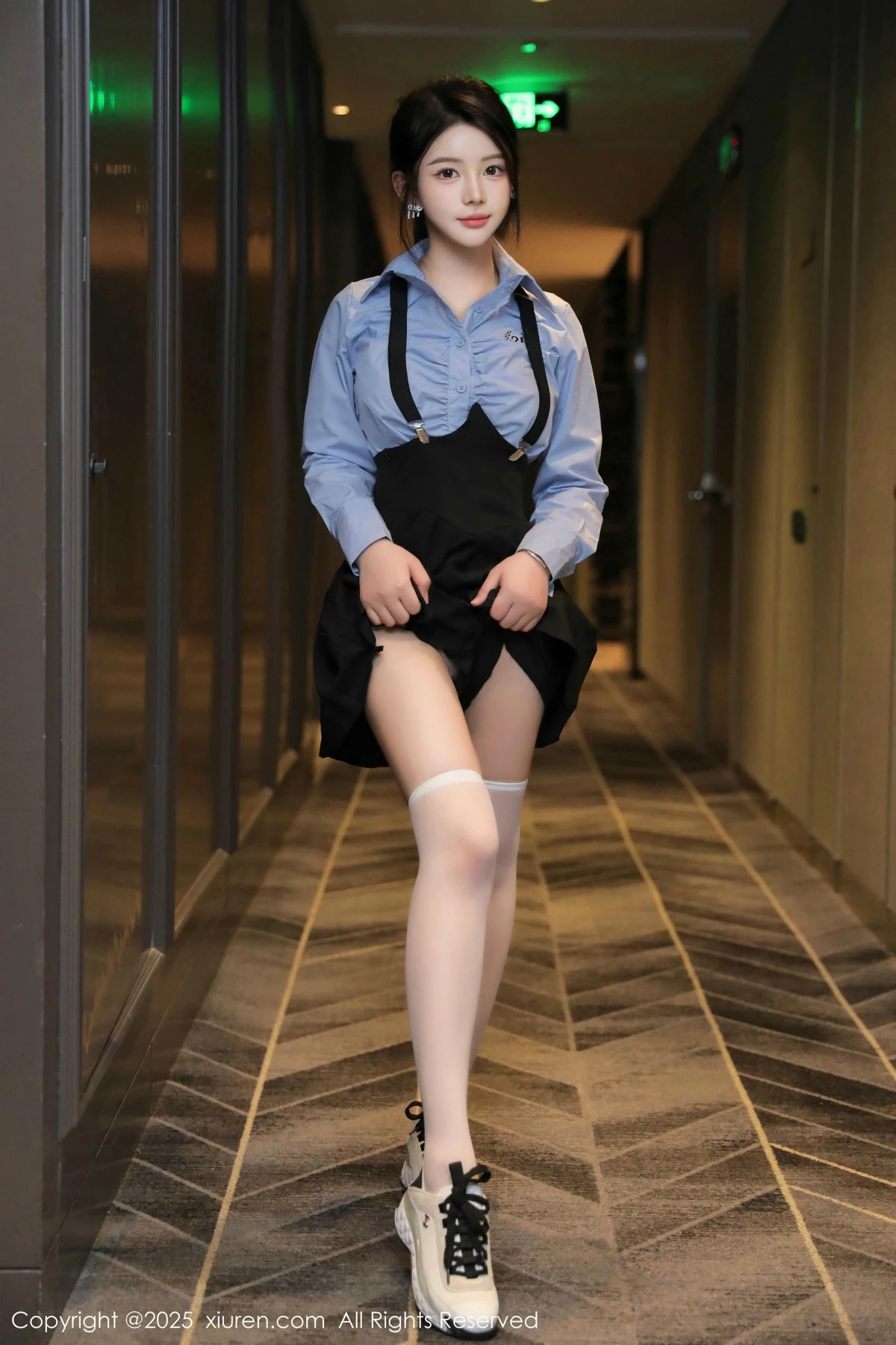 [[XiuRen秀人网]秀人网]No.9819_模特爱酱里性感蓝T配黑色吊带短裙露白丝袜秀完美身材诱惑写真80P