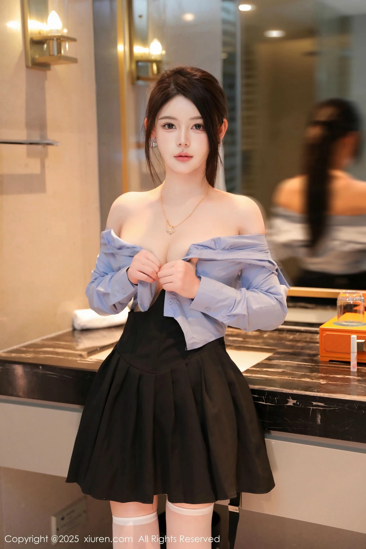 [[XiuRen秀人网]秀人网]No.9819_模特爱酱里性感蓝T配黑色吊带短裙露白丝袜秀完美身材诱惑写真80P