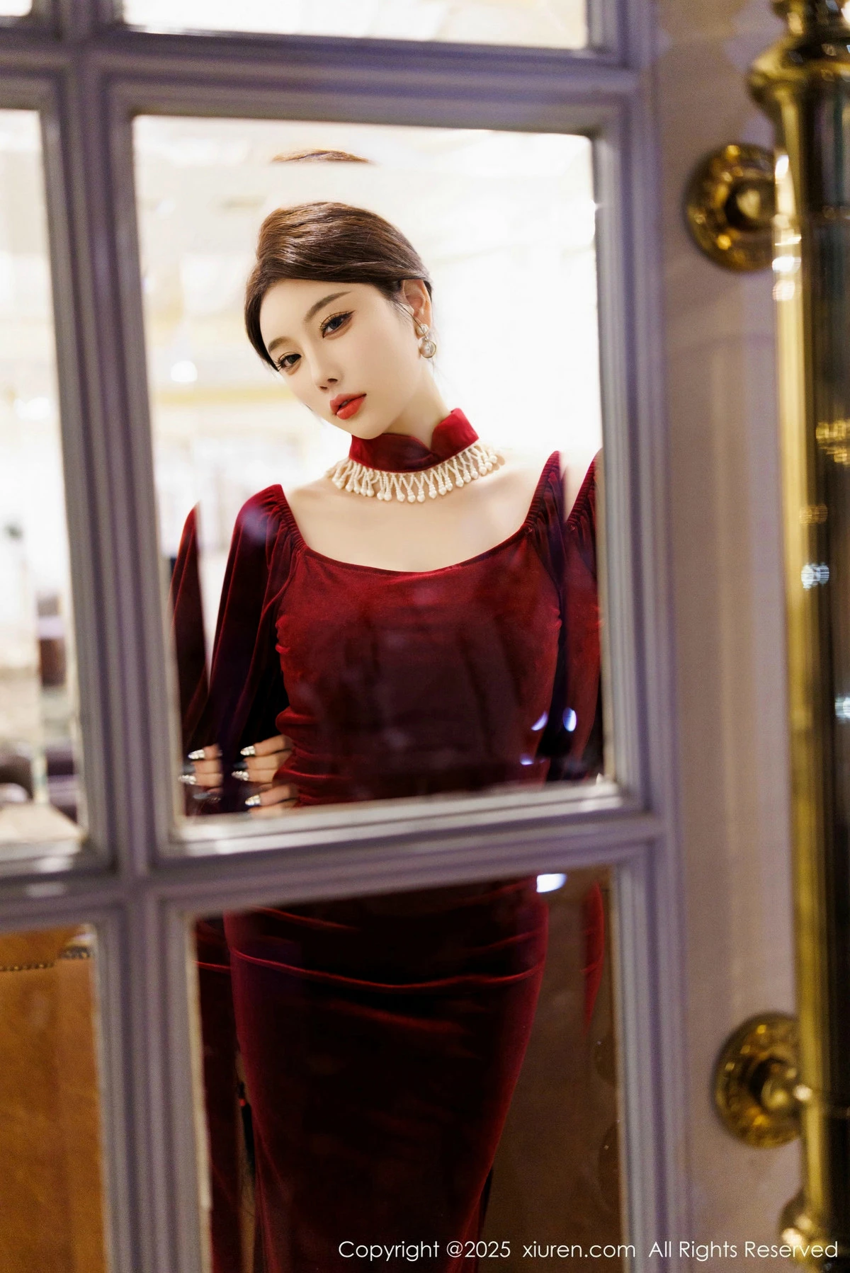 [[XiuRen秀人网]秀人网]No.9831_女神杨晨晨Yome性感深色旗袍+红色蕾丝内衣秀丰腴身材诱惑写真90P