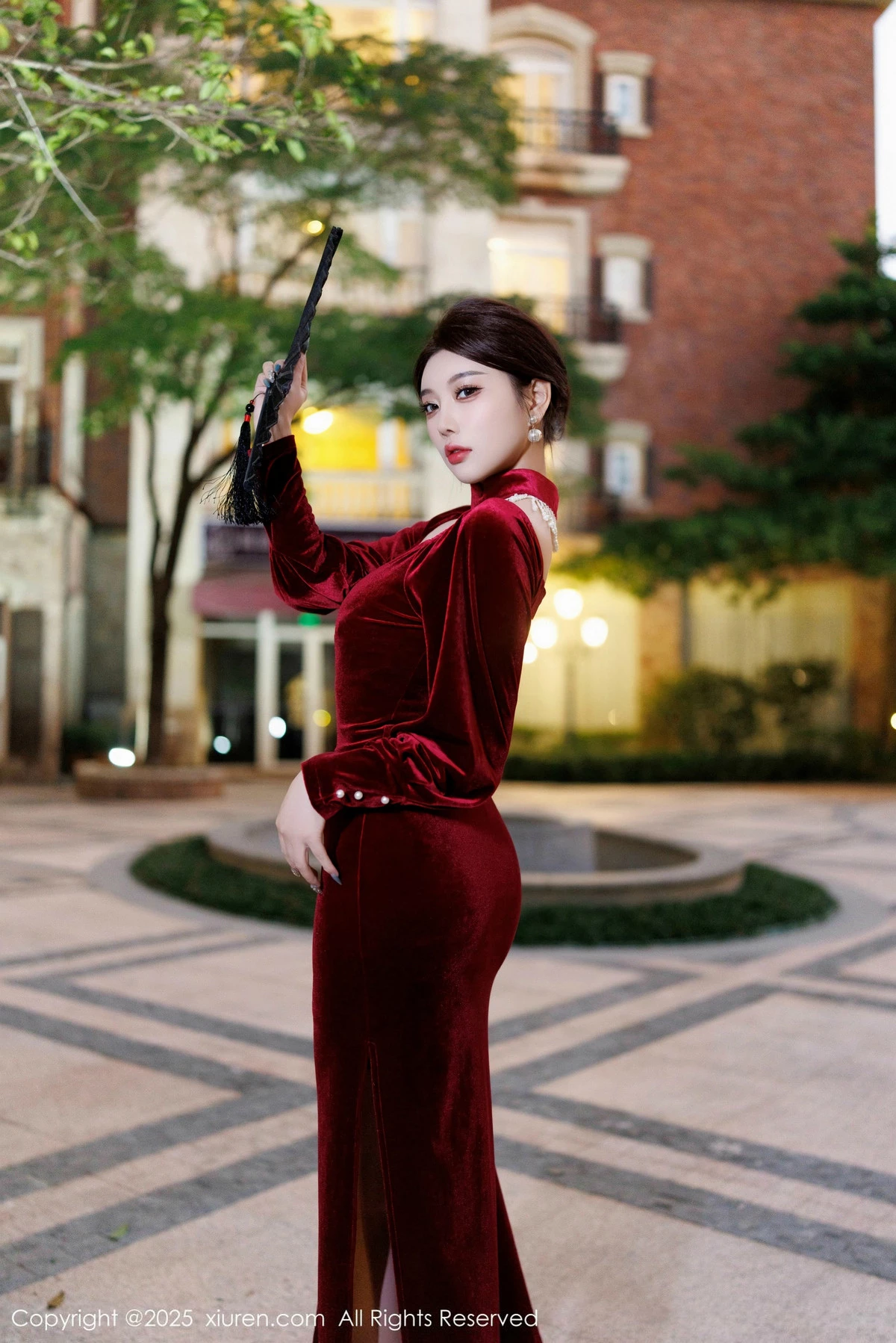 [[XiuRen秀人网]秀人网]No.9831_女神杨晨晨Yome性感深色旗袍+红色蕾丝内衣秀丰腴身材诱惑写真90P