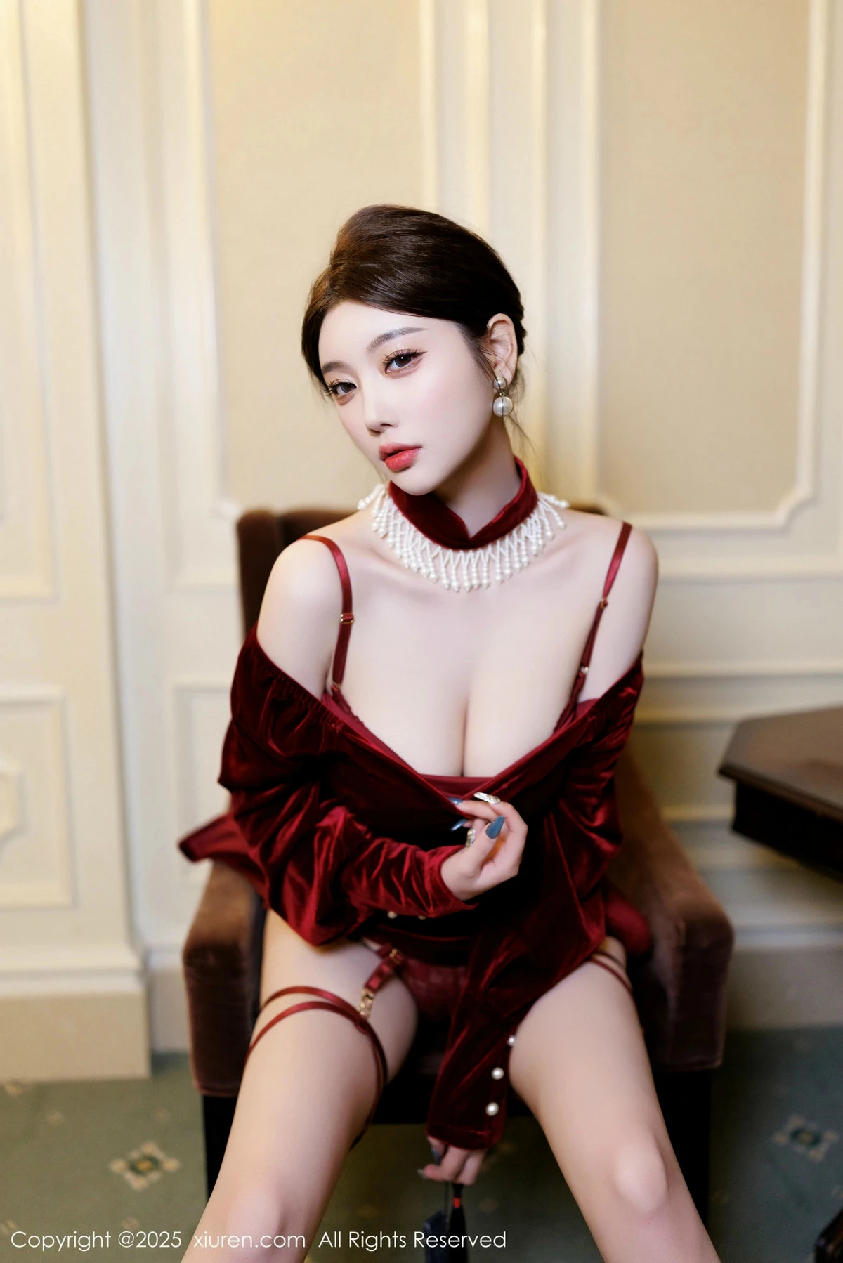 [[XiuRen秀人网]秀人网]No.9831_女神杨晨晨Yome性感深色旗袍+红色蕾丝内衣秀丰腴身材诱惑写真90P