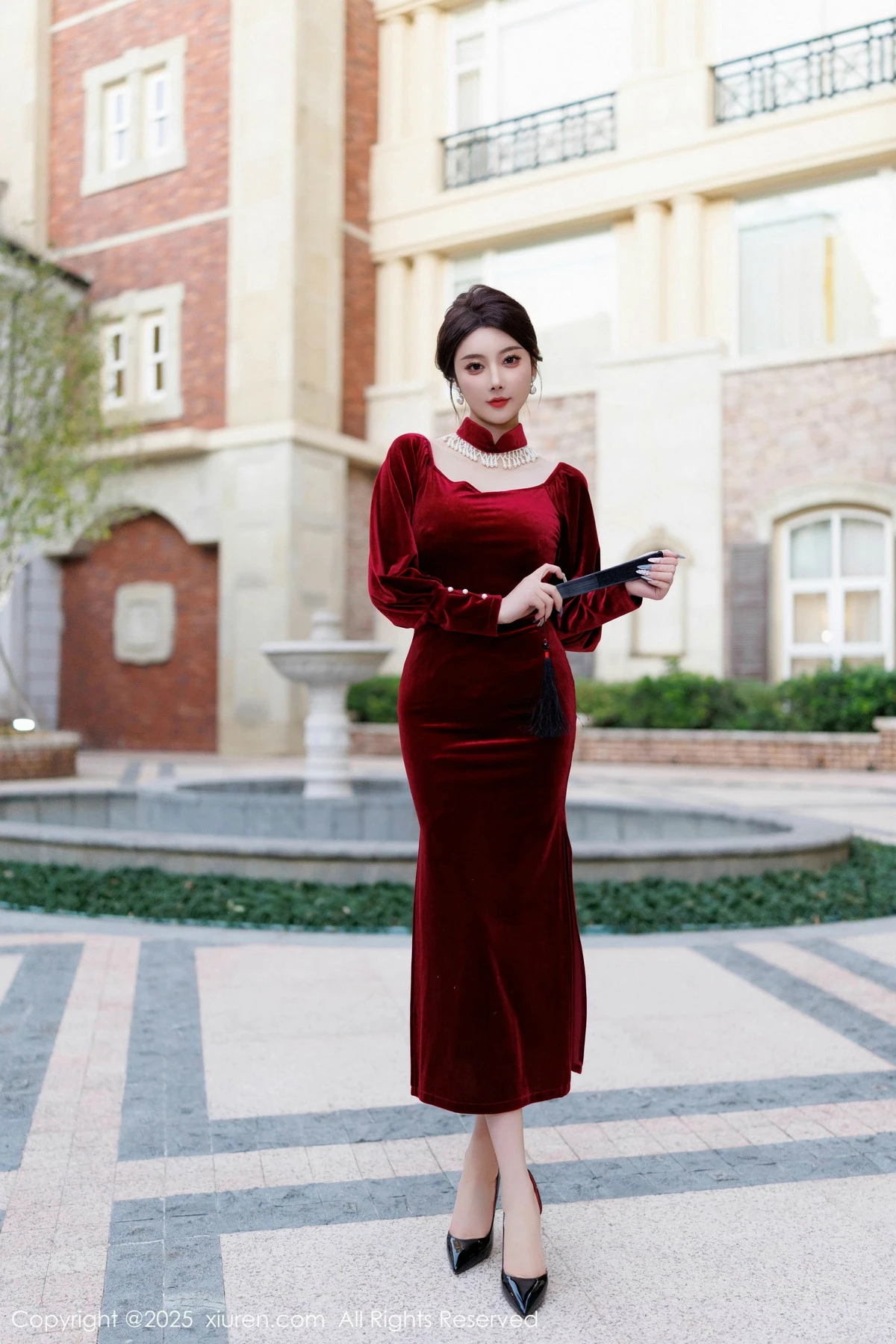 [[XiuRen秀人网]秀人网]No.9831_女神杨晨晨Yome性感深色旗袍+红色蕾丝内衣秀丰腴身材诱惑写真90P