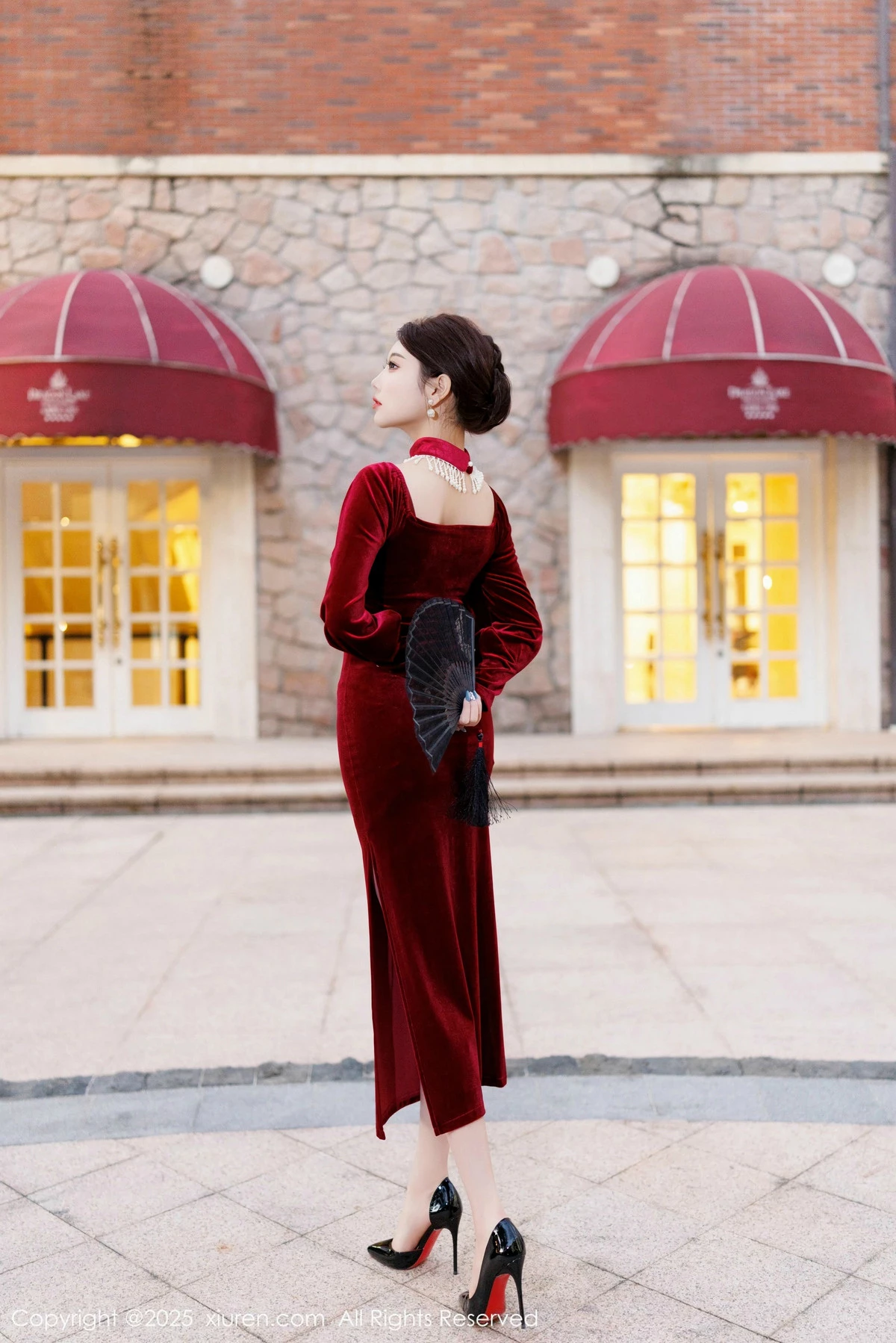 [[XiuRen秀人网]秀人网]No.9831_女神杨晨晨Yome性感深色旗袍+红色蕾丝内衣秀丰腴身材诱惑写真90P