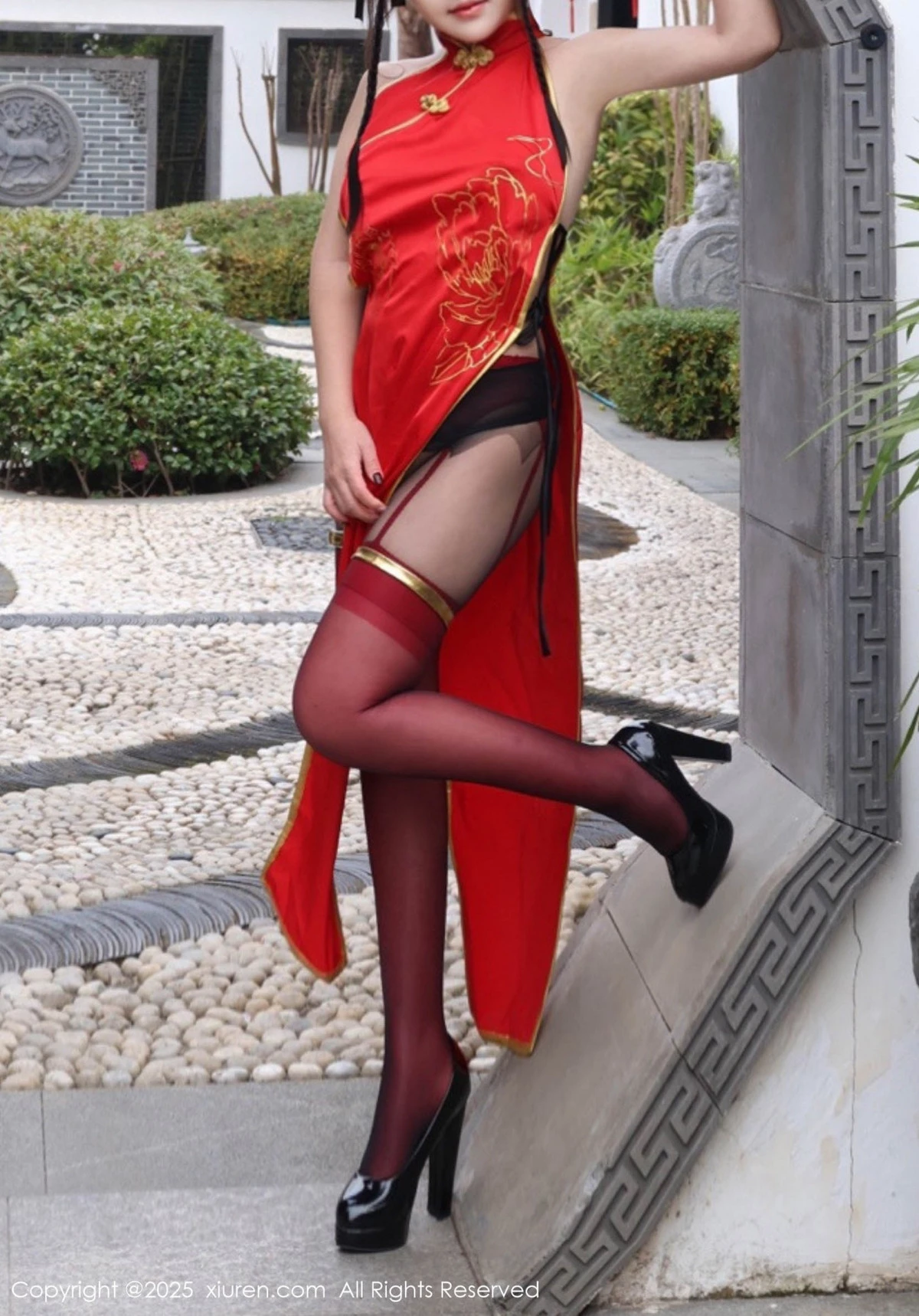 [[XiuRen秀人网]秀人网]No.9834_模特小薯条nienie性感红色旗袍配红丝吊袜秀曼妙身姿诱惑写真131P