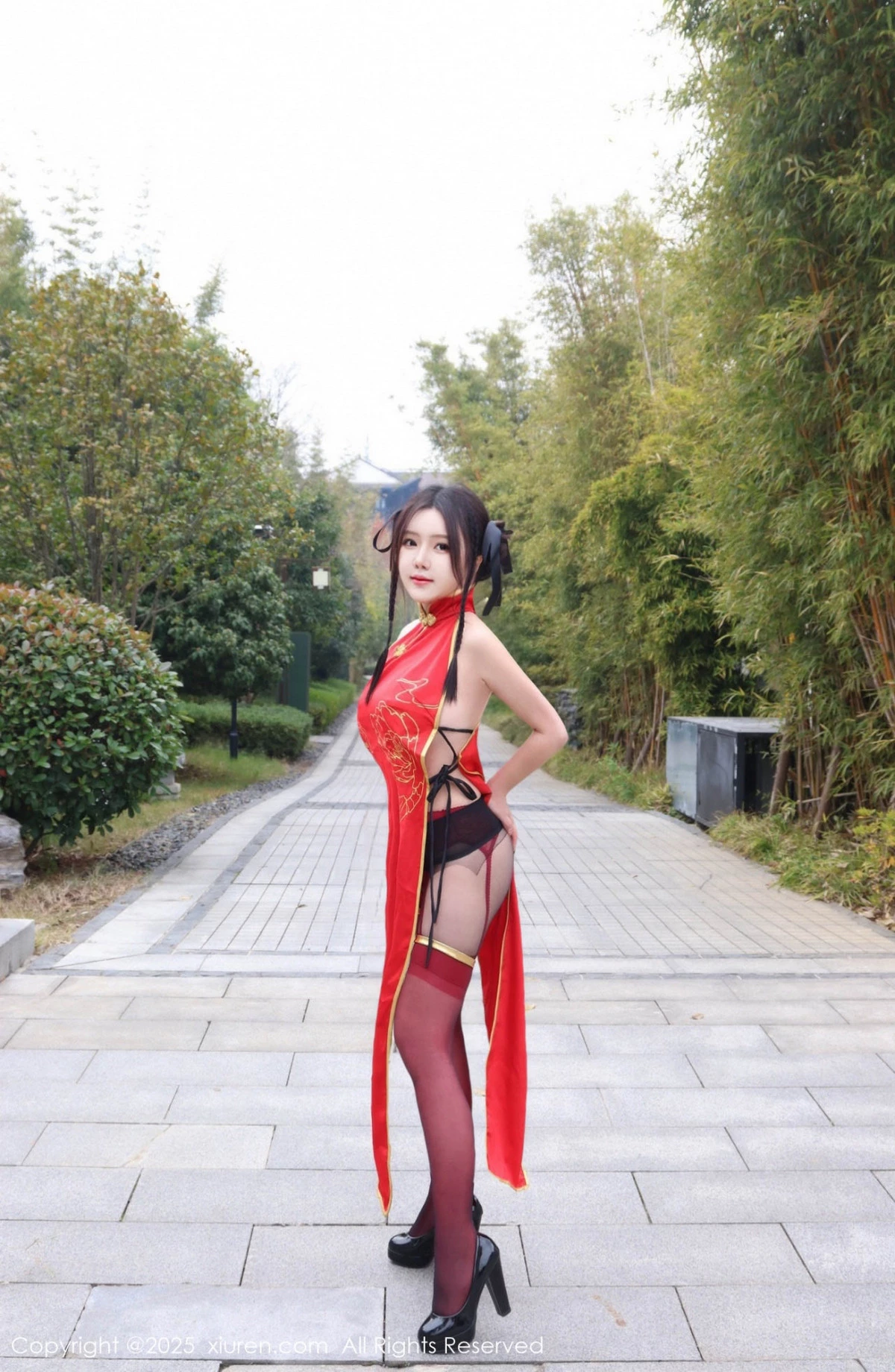 [[XiuRen秀人网]秀人网]No.9834_模特小薯条nienie性感红色旗袍配红丝吊袜秀曼妙身姿诱惑写真131P