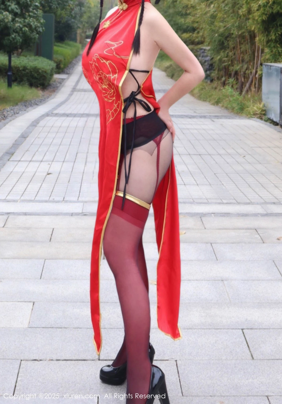 [[XiuRen秀人网]秀人网]No.9834_模特小薯条nienie性感红色旗袍配红丝吊袜秀曼妙身姿诱惑写真131P