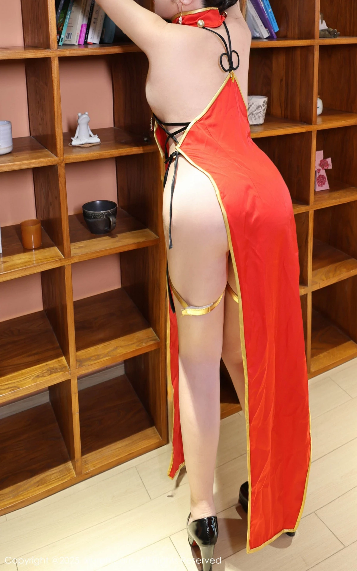 [[XiuRen秀人网]秀人网]No.9834_模特小薯条nienie性感红色旗袍配红丝吊袜秀曼妙身姿诱惑写真131P