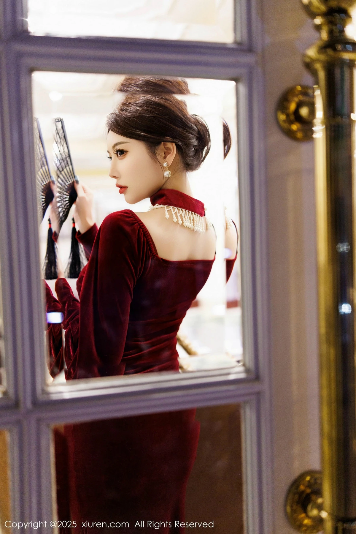 [[XiuRen秀人网]秀人网]No.9831_女神杨晨晨Yome性感深色旗袍+红色蕾丝内衣秀丰腴身材诱惑写真90P