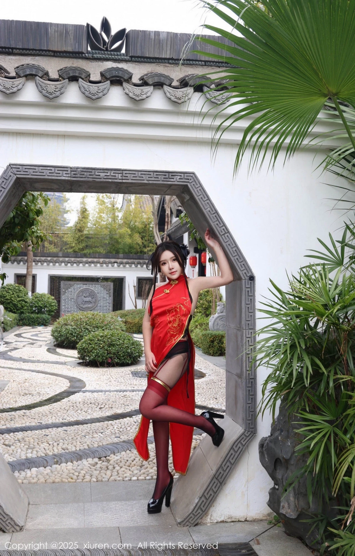 [[XiuRen秀人网]秀人网]No.9834_模特小薯条nienie性感红色旗袍配红丝吊袜秀曼妙身姿诱惑写真131P