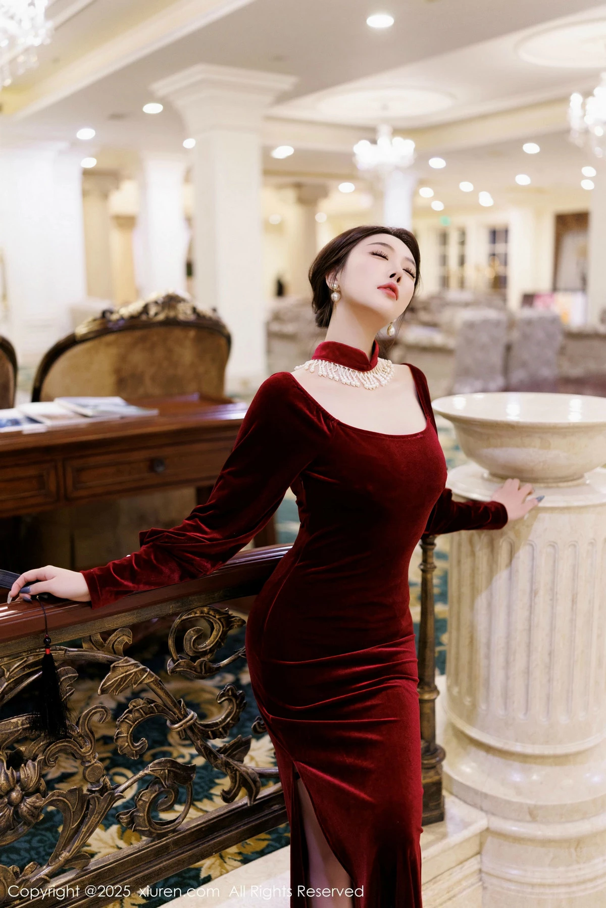 [[XiuRen秀人网]秀人网]No.9831_女神杨晨晨Yome性感深色旗袍+红色蕾丝内衣秀丰腴身材诱惑写真90P