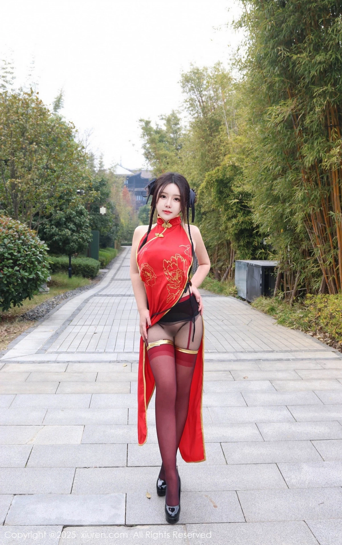 [[XiuRen秀人网]秀人网]No.9834_模特小薯条nienie性感红色旗袍配红丝吊袜秀曼妙身姿诱惑写真131P