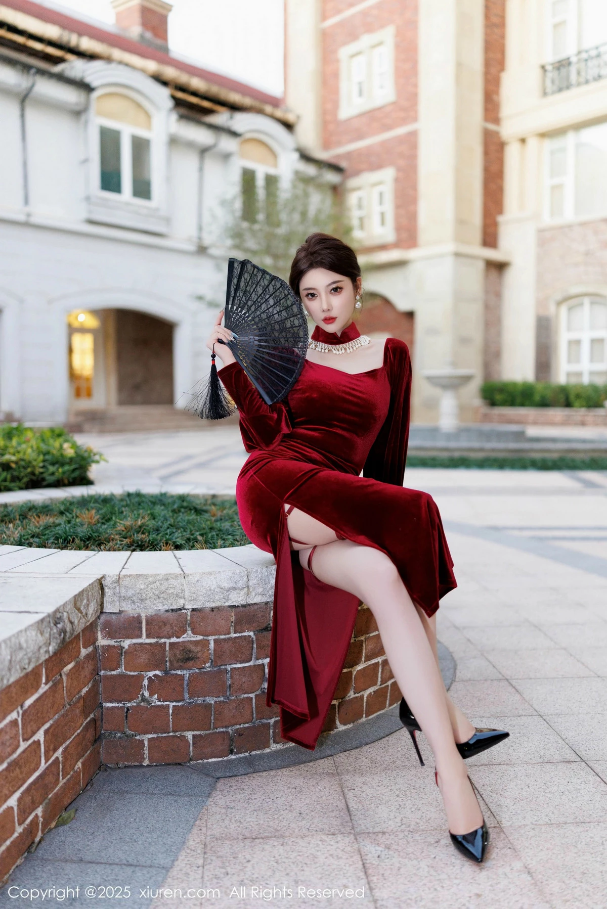 [[XiuRen秀人网]秀人网]No.9831_女神杨晨晨Yome性感深色旗袍+红色蕾丝内衣秀丰腴身材诱惑写真90P