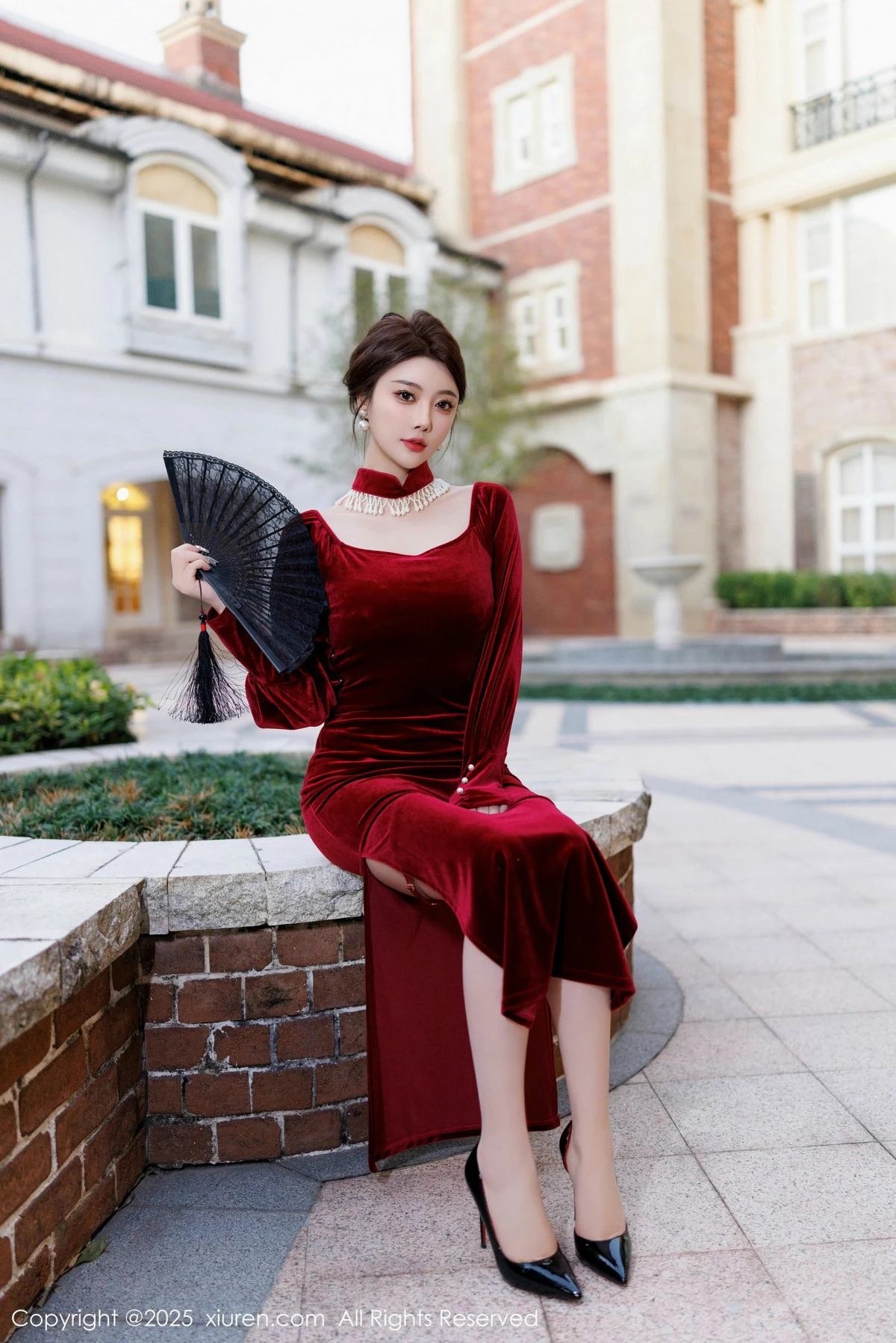 [[XiuRen秀人网]秀人网]No.9831_女神杨晨晨Yome性感深色旗袍+红色蕾丝内衣秀丰腴身材诱惑写真90P