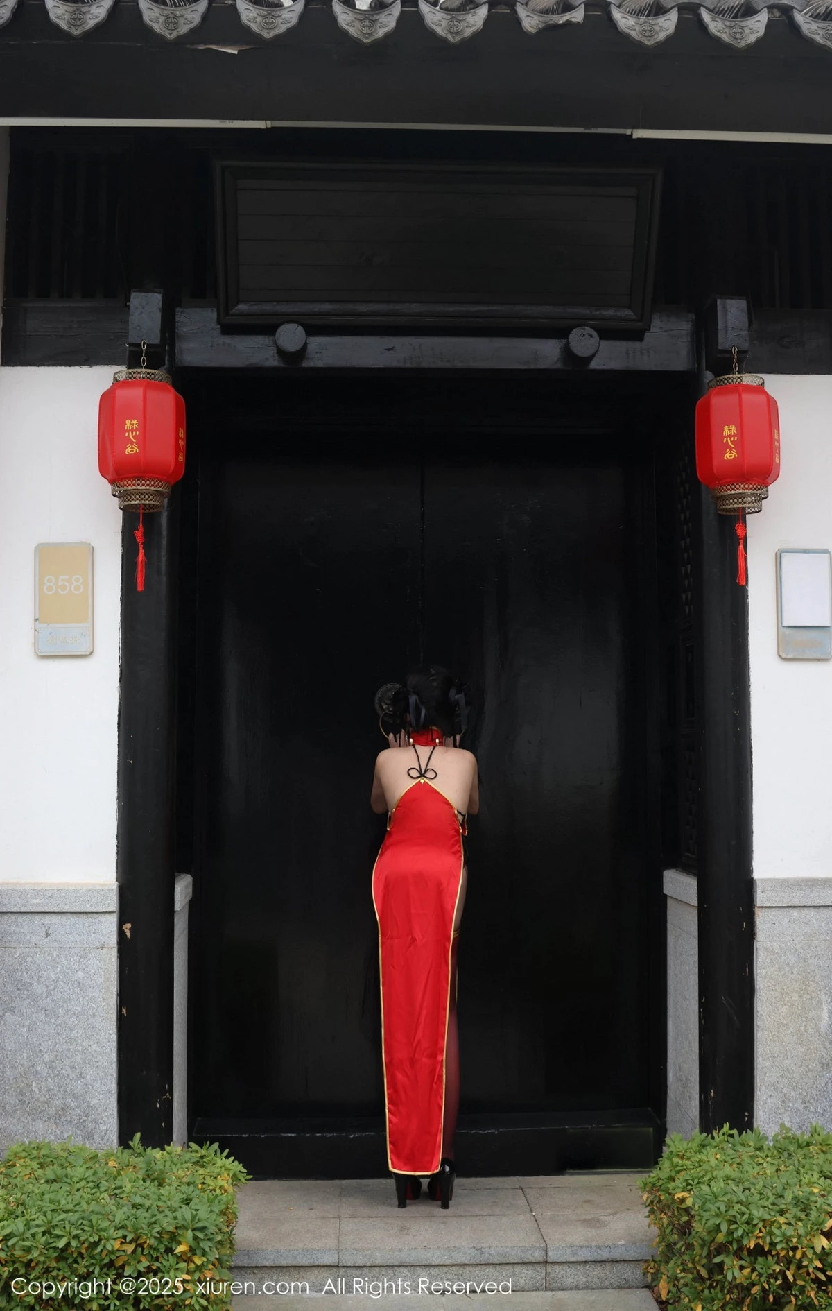 [[XiuRen秀人网]秀人网]No.9834_模特小薯条nienie性感红色旗袍配红丝吊袜秀曼妙身姿诱惑写真131P