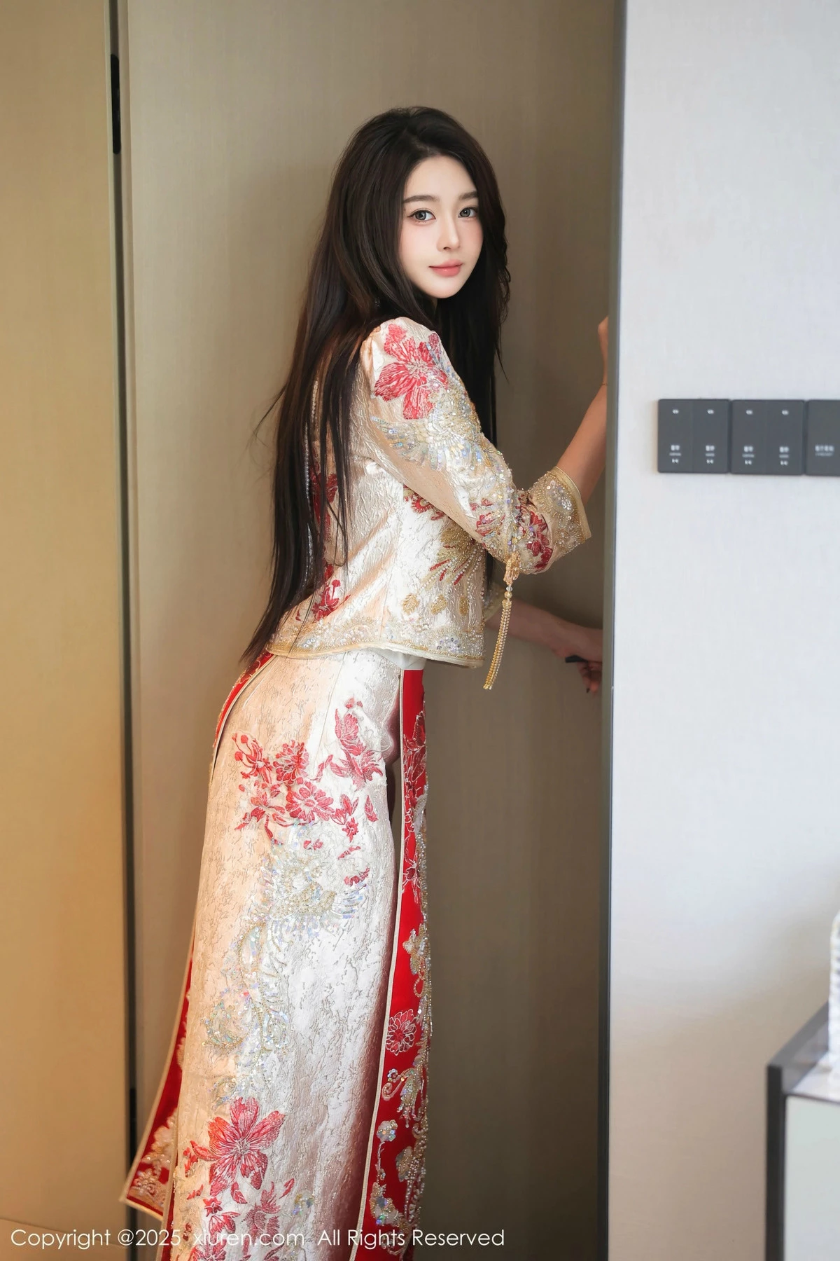 [[XiuRen秀人网]秀人网]No.9833_模特Candy糖糖性感喜庆服饰露红色情趣服饰秀丰腴身材诱惑写真88P