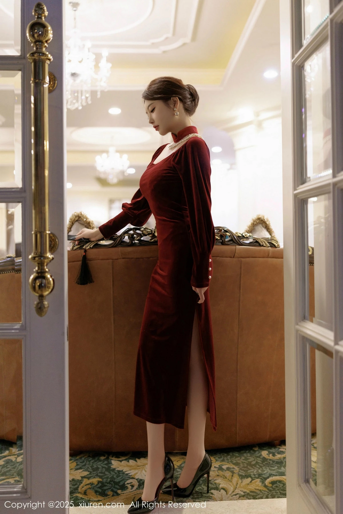 [[XiuRen秀人网]秀人网]No.9831_女神杨晨晨Yome性感深色旗袍+红色蕾丝内衣秀丰腴身材诱惑写真90P