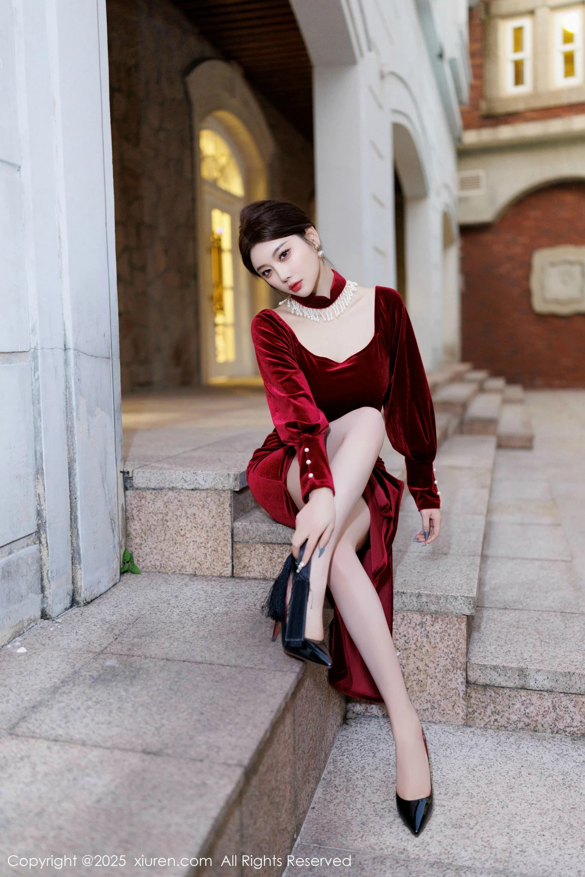 [[XiuRen秀人网]秀人网]No.9831_女神杨晨晨Yome性感深色旗袍+红色蕾丝内衣秀丰腴身材诱惑写真90P