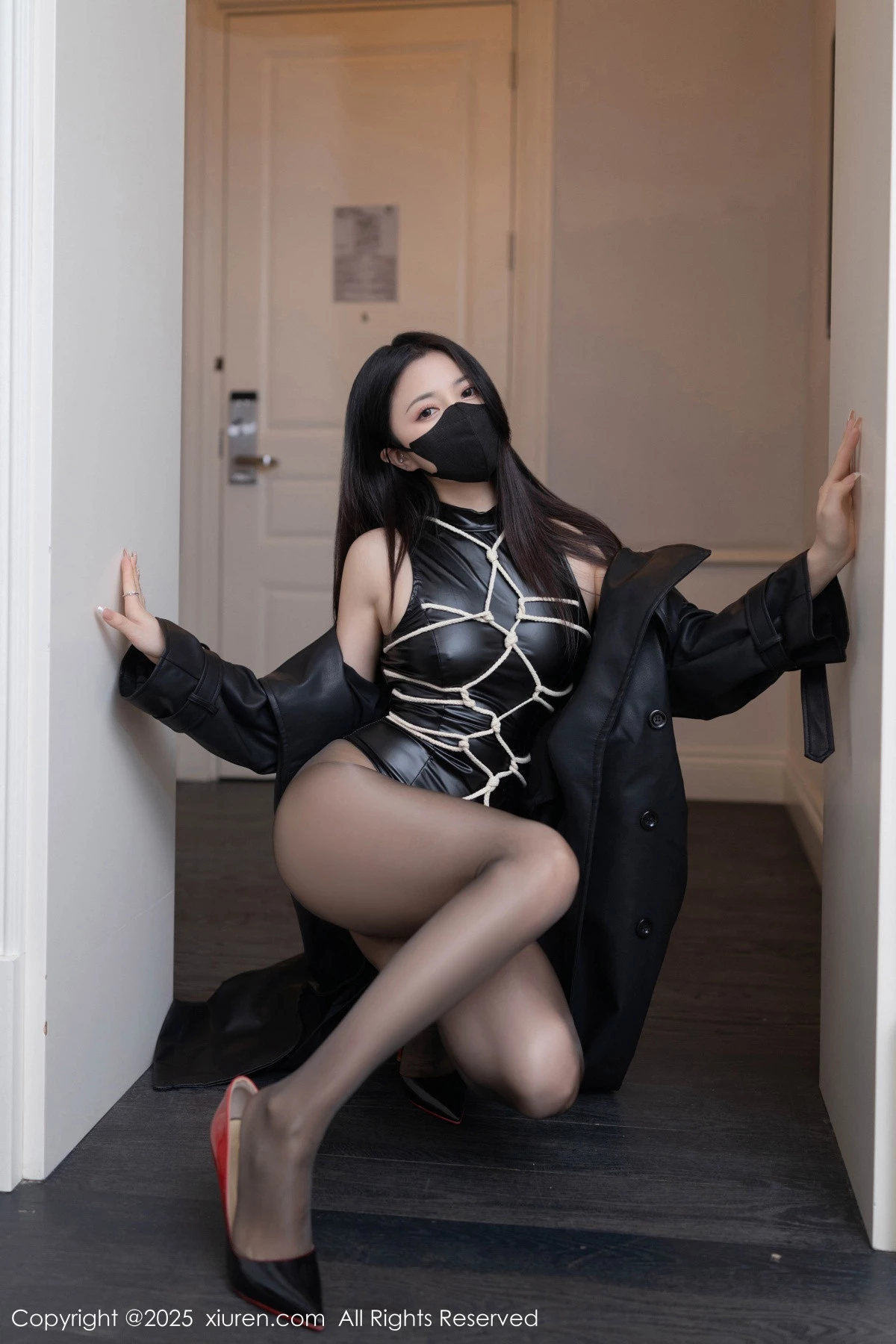 [[XiuRen秀人网]秀人网]No.9835_模特鱼子酱Fish性感黑色皮质服饰配超薄黑丝秀曼妙身材诱惑写真80P
