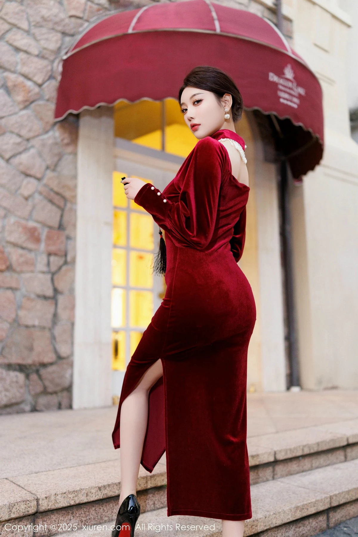 [[XiuRen秀人网]秀人网]No.9831_女神杨晨晨Yome性感深色旗袍+红色蕾丝内衣秀丰腴身材诱惑写真90P