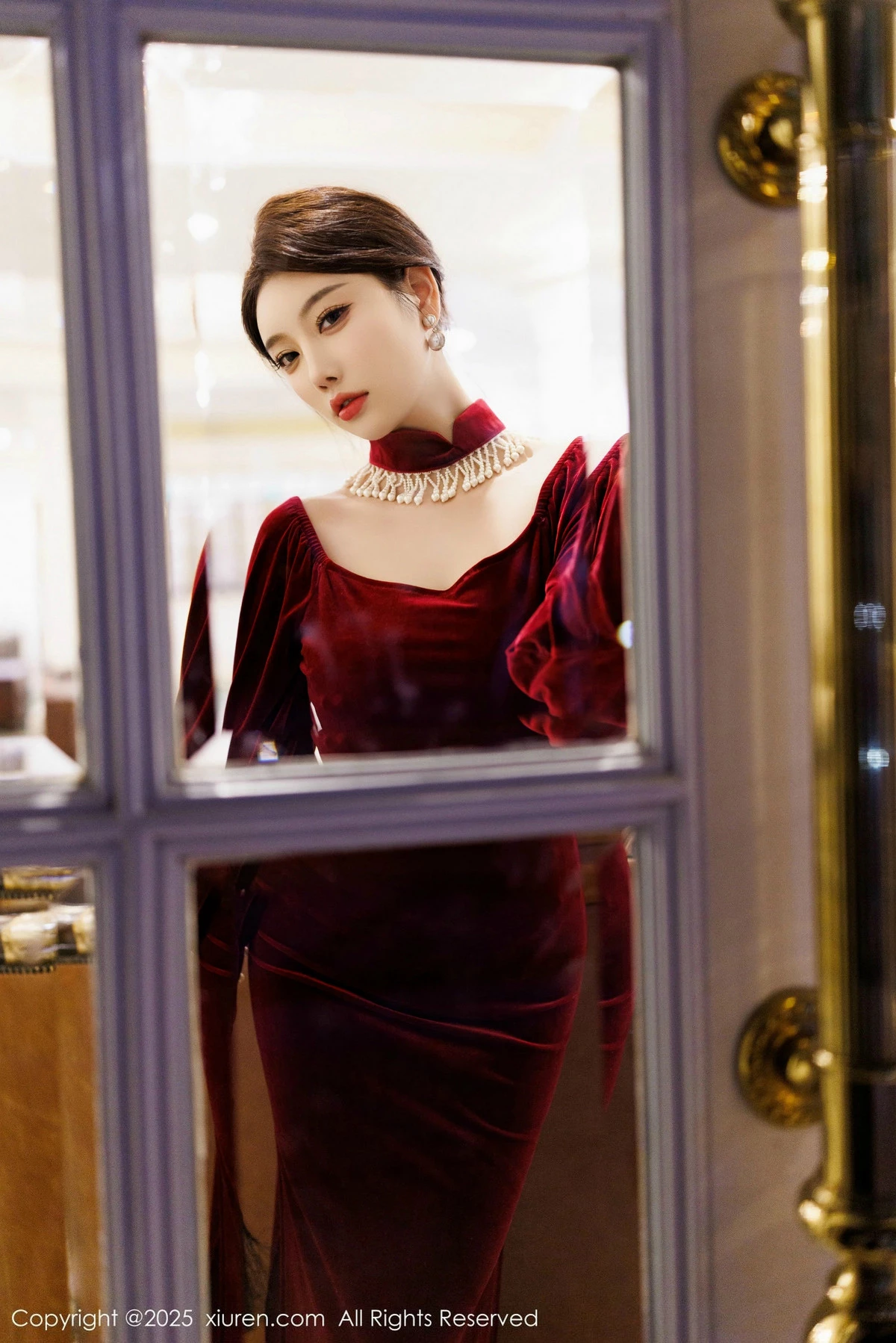 [[XiuRen秀人网]秀人网]No.9831_女神杨晨晨Yome性感深色旗袍+红色蕾丝内衣秀丰腴身材诱惑写真90P