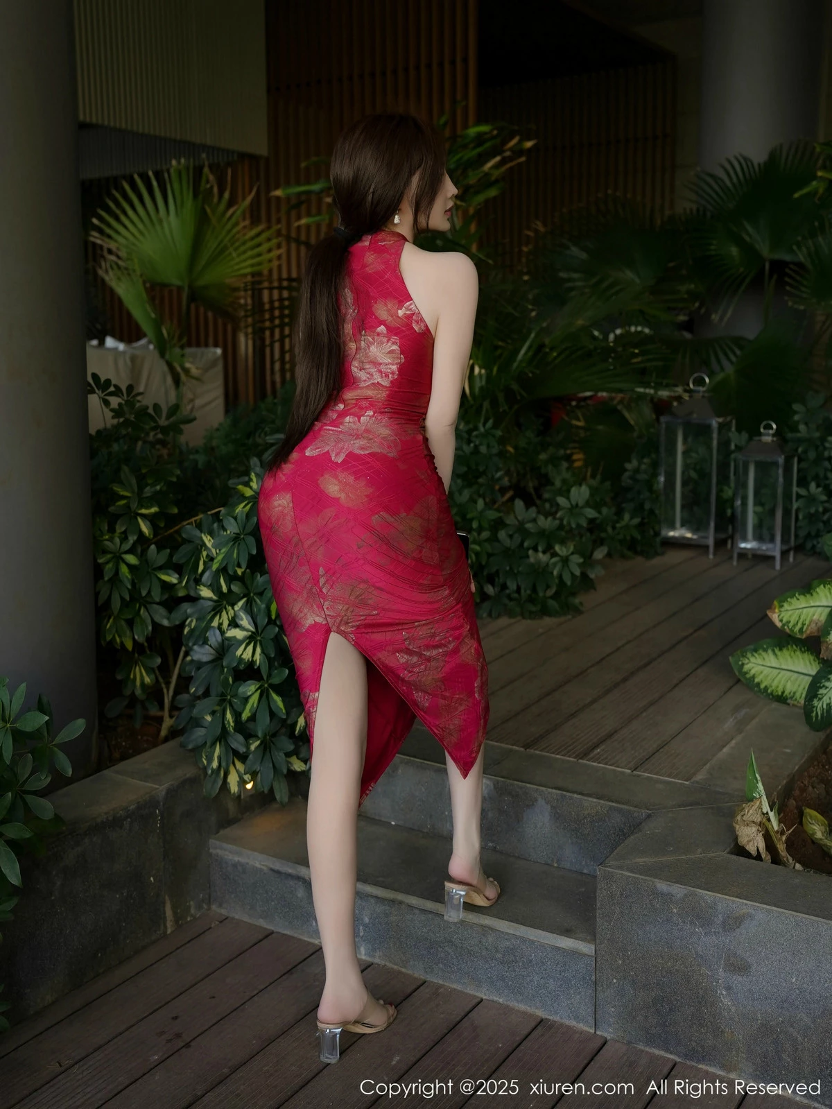 [[XiuRen秀人网]秀人网]No.9837_女神Carol周妍希性感红色旗袍服饰配超薄肉丝秀丰满身材诱惑写真77P