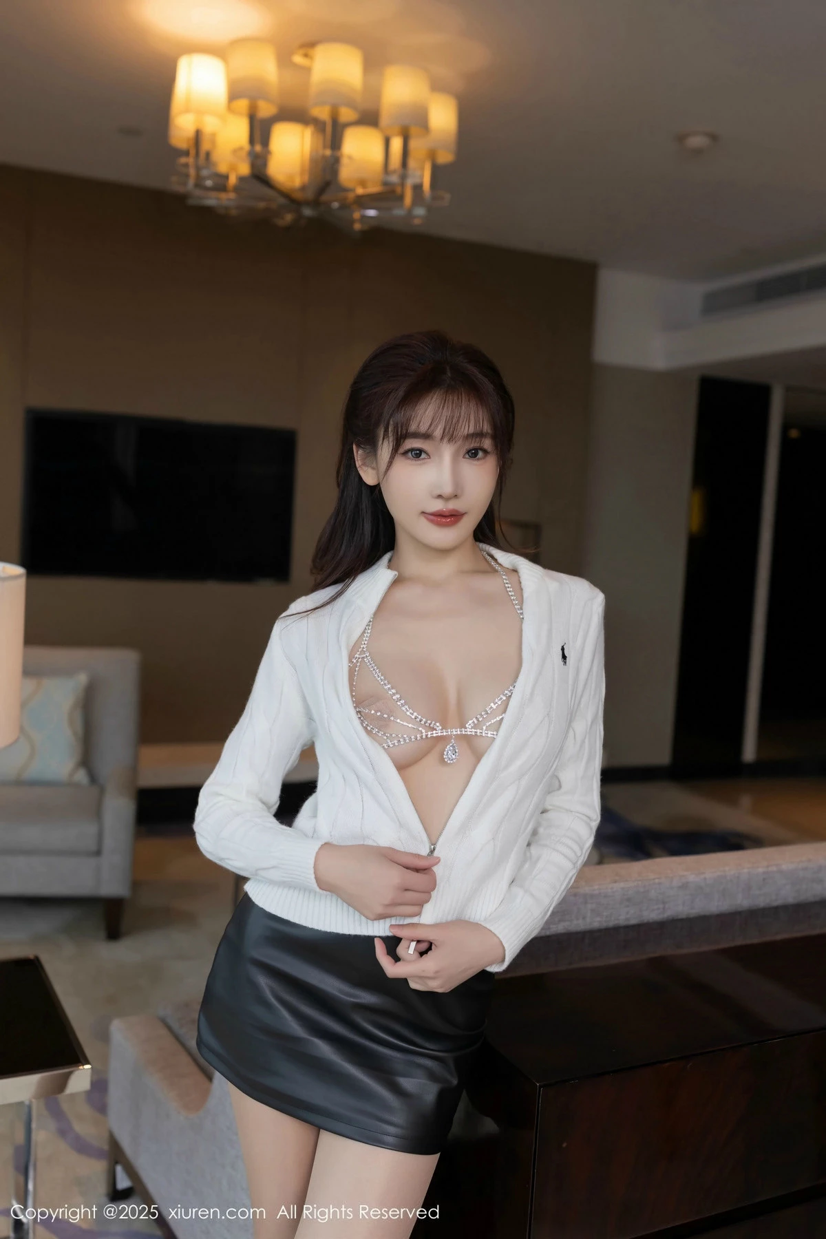 [[XiuRen秀人网]秀人网]No.9852_模特陆萱萱白上衣配黑皮短裙露性感情趣内衣秀曼妙身姿诱惑写真81P