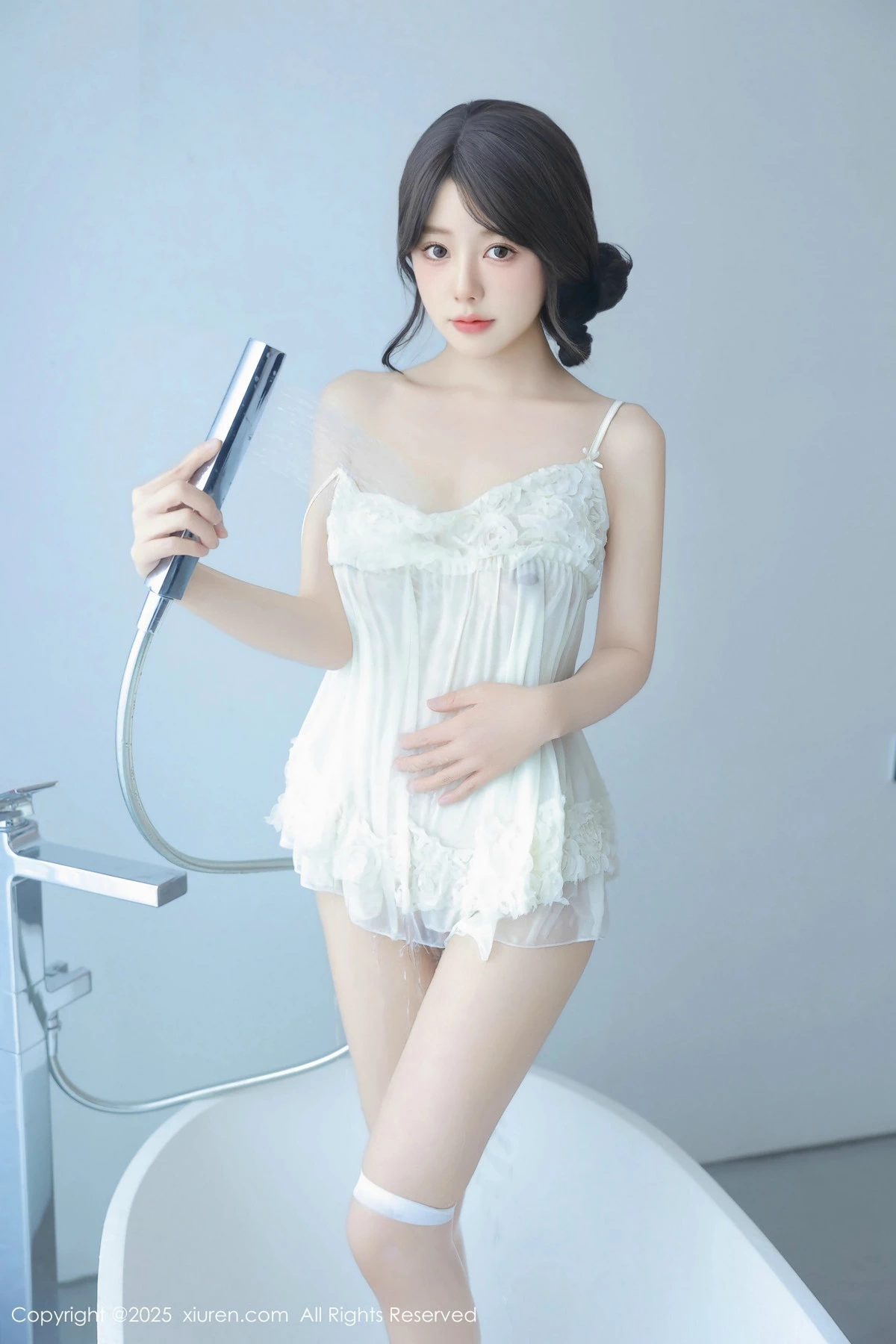 [[XiuRen秀人网]秀人网]No.9851_模特桃妖夭浴室性感浅色连衣短裙配白丝袜湿身秀惹火身材诱惑写真113P