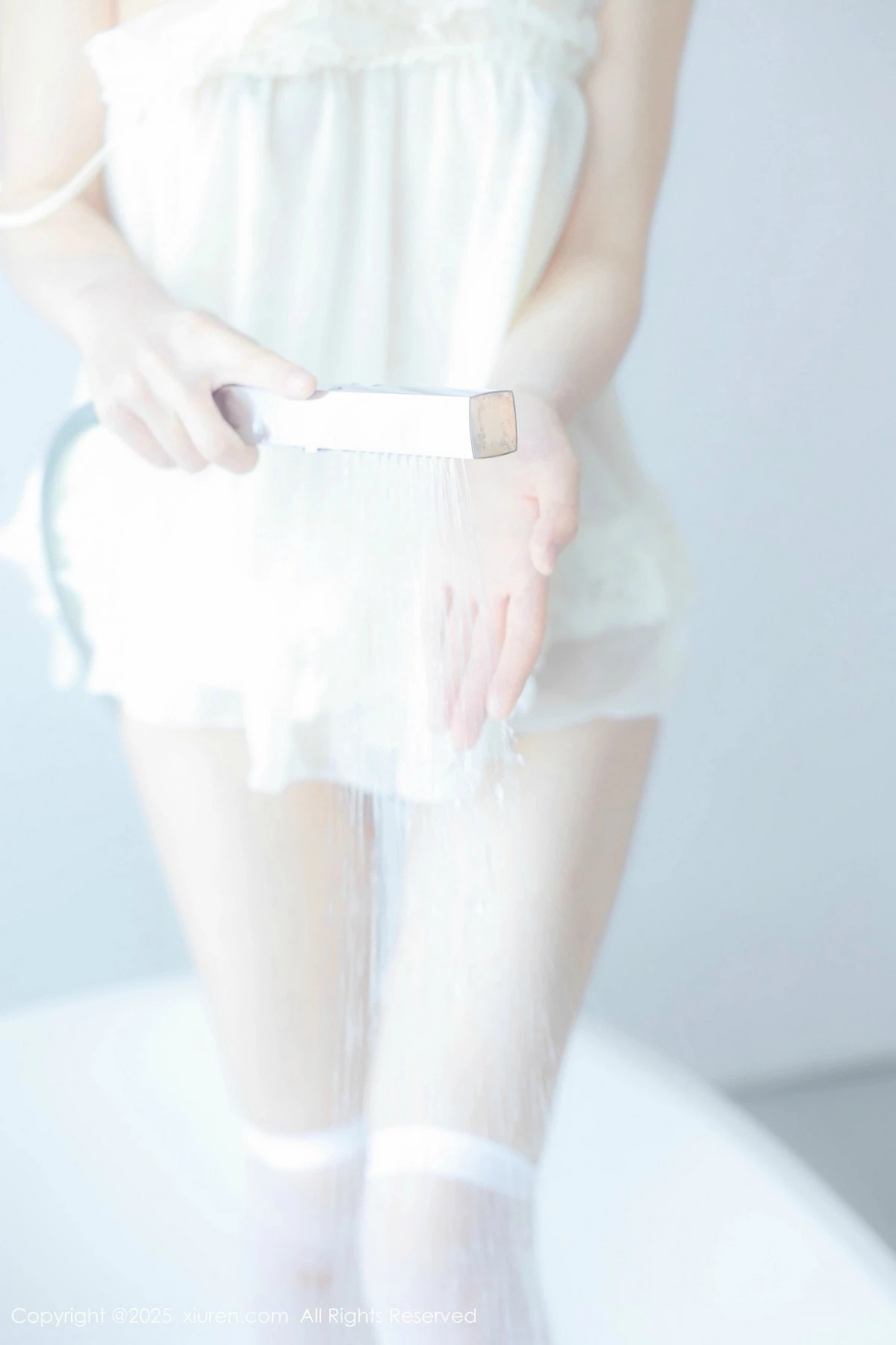 [[XiuRen秀人网]秀人网]No.9851_模特桃妖夭浴室性感浅色连衣短裙配白丝袜湿身秀惹火身材诱惑写真113P