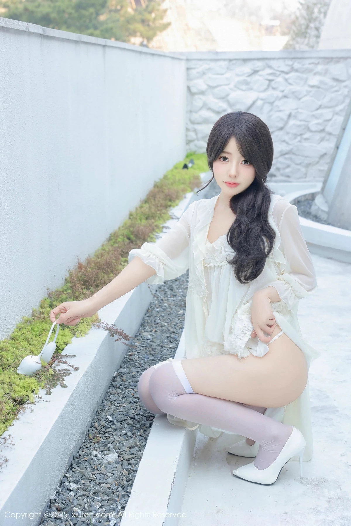 [[XiuRen秀人网]秀人网]No.9851_模特桃妖夭浴室性感浅色连衣短裙配白丝袜湿身秀惹火身材诱惑写真113P