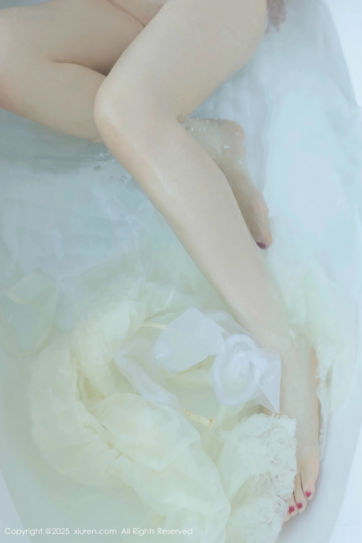 [[XiuRen秀人网]秀人网]No.9851_模特桃妖夭浴室性感浅色连衣短裙配白丝袜湿身秀惹火身材诱惑写真113P