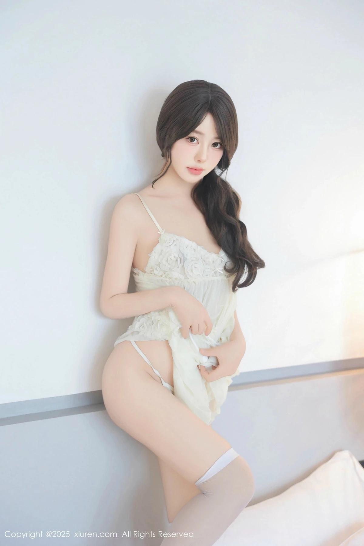 [[XiuRen秀人网]秀人网]No.9851_模特桃妖夭浴室性感浅色连衣短裙配白丝袜湿身秀惹火身材诱惑写真113P