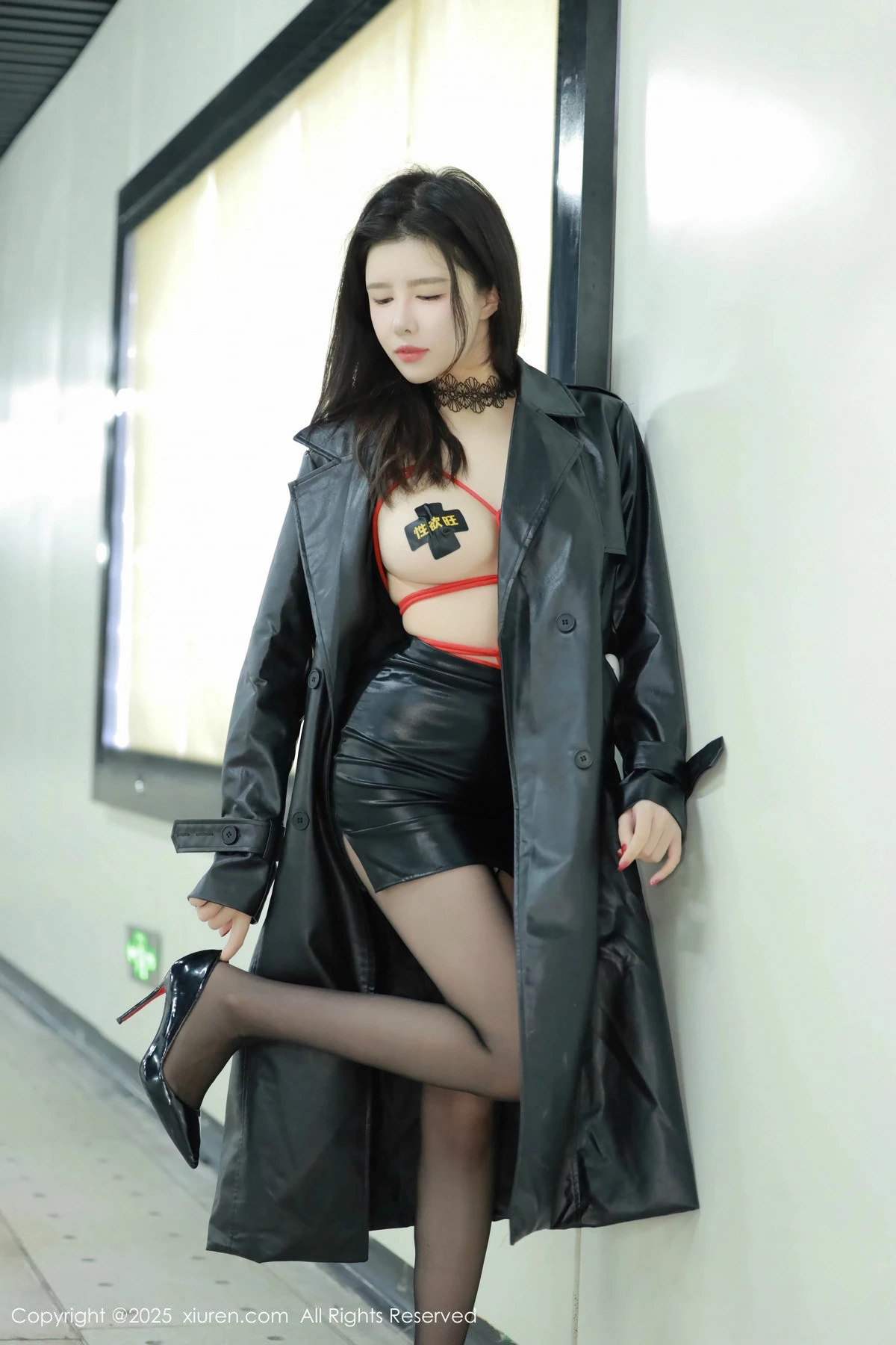 [[XiuRen秀人网]秀人网]No.9855_模特唐翩翩性感黑色皮大衣露红色情趣服饰配黑丝袜秀美腿诱惑写真90P