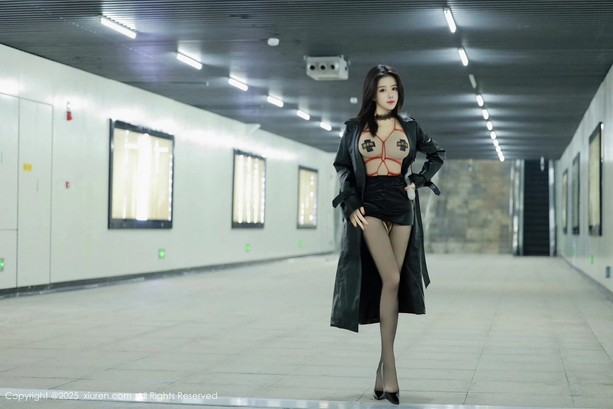 [[XiuRen秀人网]秀人网]No.9855_模特唐翩翩性感黑色皮大衣露红色情趣服饰配黑丝袜秀美腿诱惑写真90P