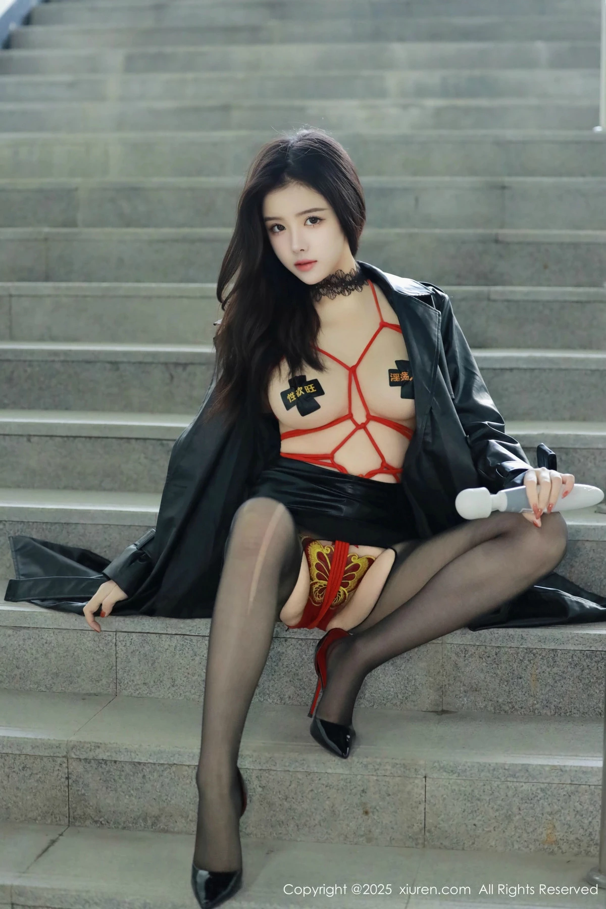 [[XiuRen秀人网]秀人网]No.9855_模特唐翩翩性感黑色皮大衣露红色情趣服饰配黑丝袜秀美腿诱惑写真90P