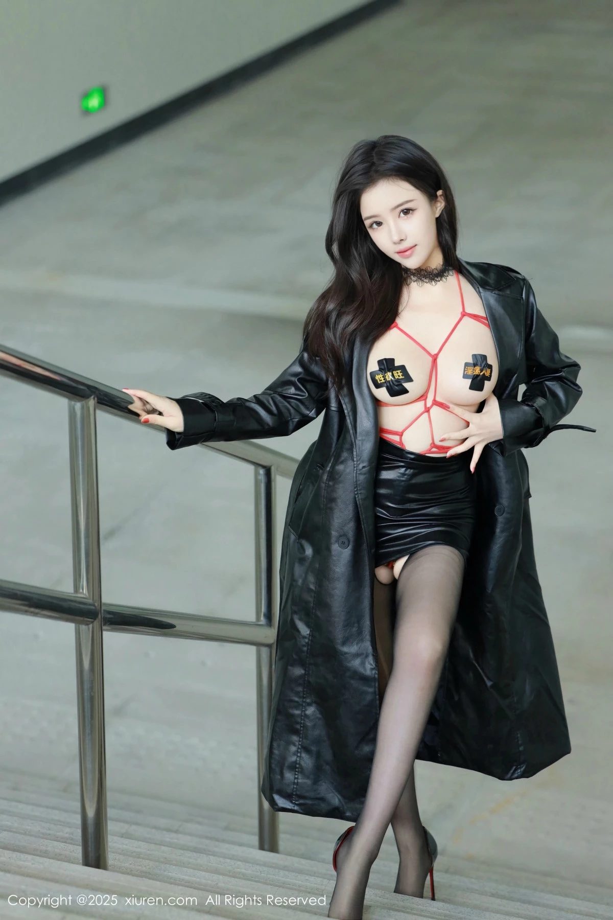 [[XiuRen秀人网]秀人网]No.9855_模特唐翩翩性感黑色皮大衣露红色情趣服饰配黑丝袜秀美腿诱惑写真90P