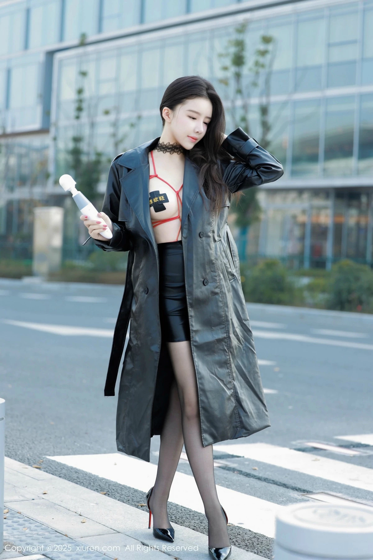 [[XiuRen秀人网]秀人网]No.9855_模特唐翩翩性感黑色皮大衣露红色情趣服饰配黑丝袜秀美腿诱惑写真90P