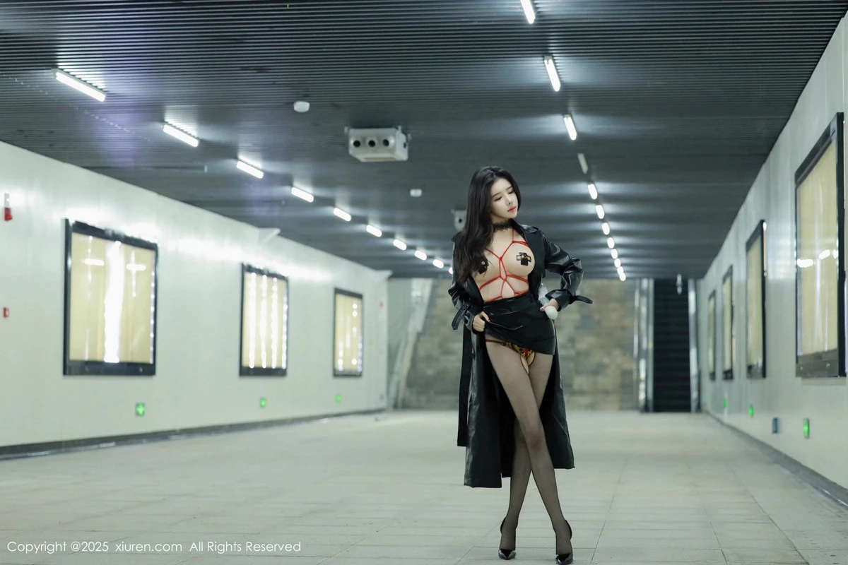 [[XiuRen秀人网]秀人网]No.9855_模特唐翩翩性感黑色皮大衣露红色情趣服饰配黑丝袜秀美腿诱惑写真90P