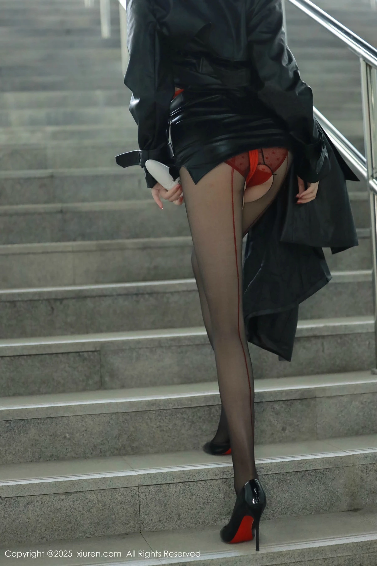 [[XiuRen秀人网]秀人网]No.9855_模特唐翩翩性感黑色皮大衣露红色情趣服饰配黑丝袜秀美腿诱惑写真90P