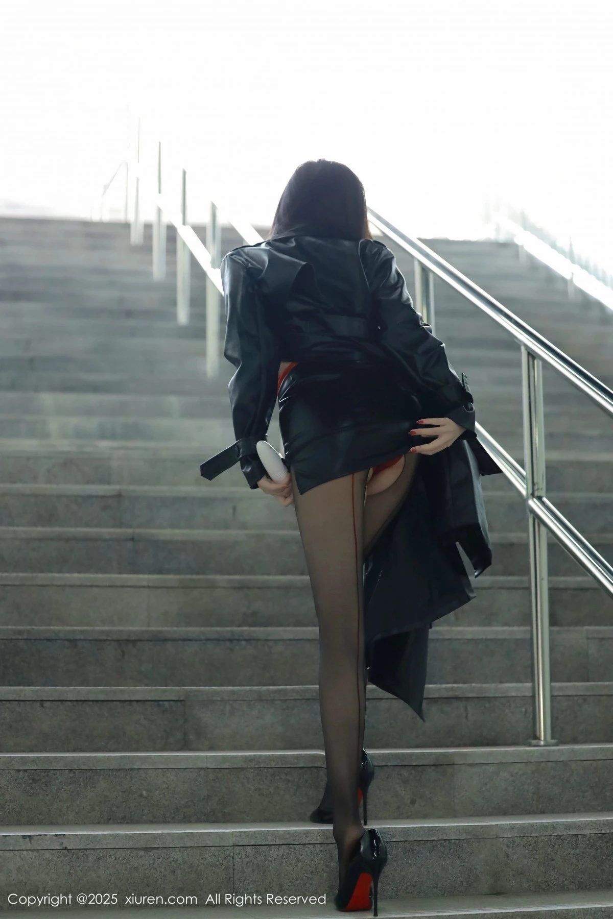 [[XiuRen秀人网]秀人网]No.9855_模特唐翩翩性感黑色皮大衣露红色情趣服饰配黑丝袜秀美腿诱惑写真90P