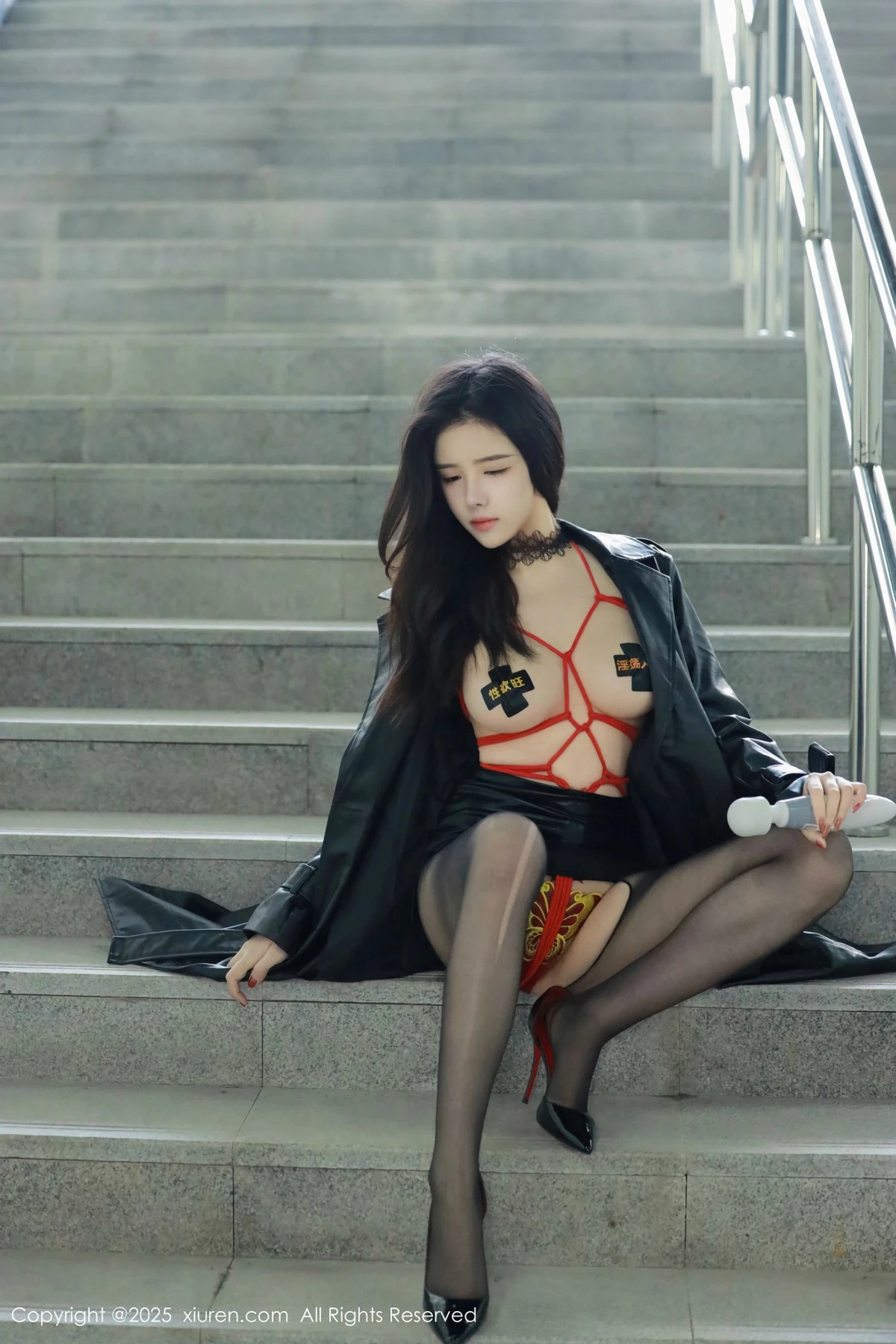 [[XiuRen秀人网]秀人网]No.9855_模特唐翩翩性感黑色皮大衣露红色情趣服饰配黑丝袜秀美腿诱惑写真90P