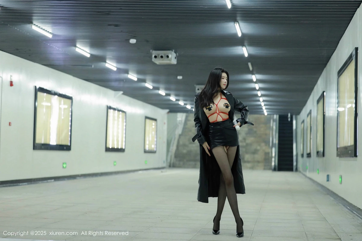[[XiuRen秀人网]秀人网]No.9855_模特唐翩翩性感黑色皮大衣露红色情趣服饰配黑丝袜秀美腿诱惑写真90P
