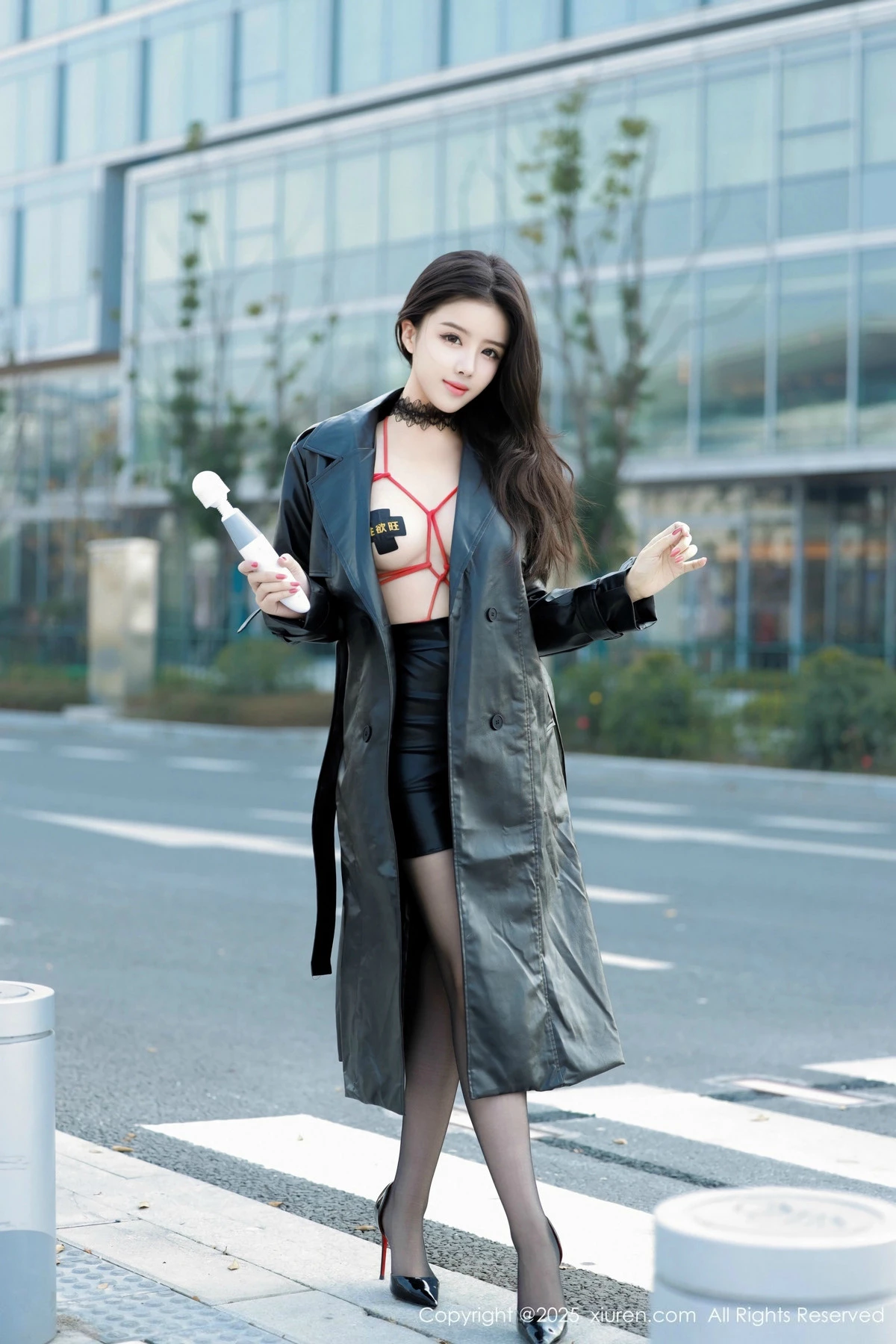 [[XiuRen秀人网]秀人网]No.9855_模特唐翩翩性感黑色皮大衣露红色情趣服饰配黑丝袜秀美腿诱惑写真90P