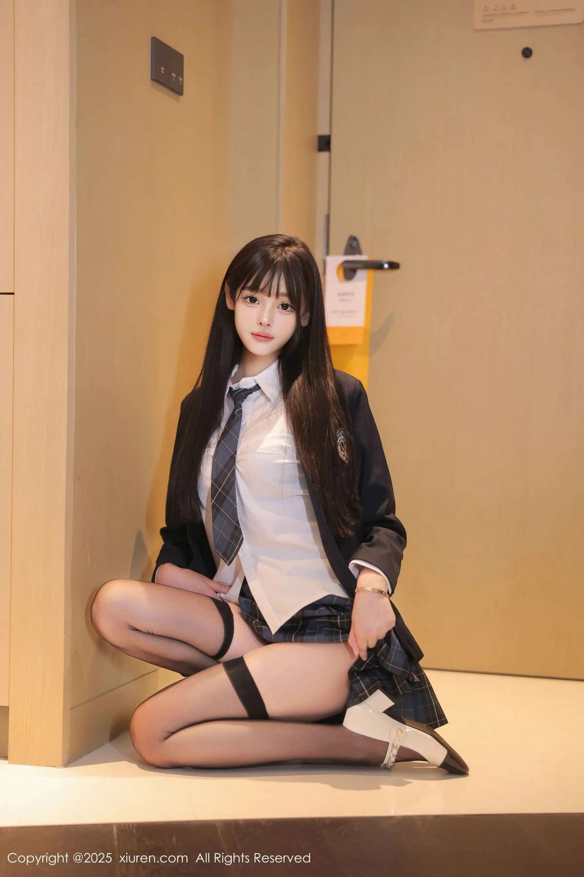 [[XiuRen秀人网]秀人网]No.9853_模特余安安性感JK制服露黑色蕾丝内衣配黑丝袜秀凹凸身材诱惑写真85P