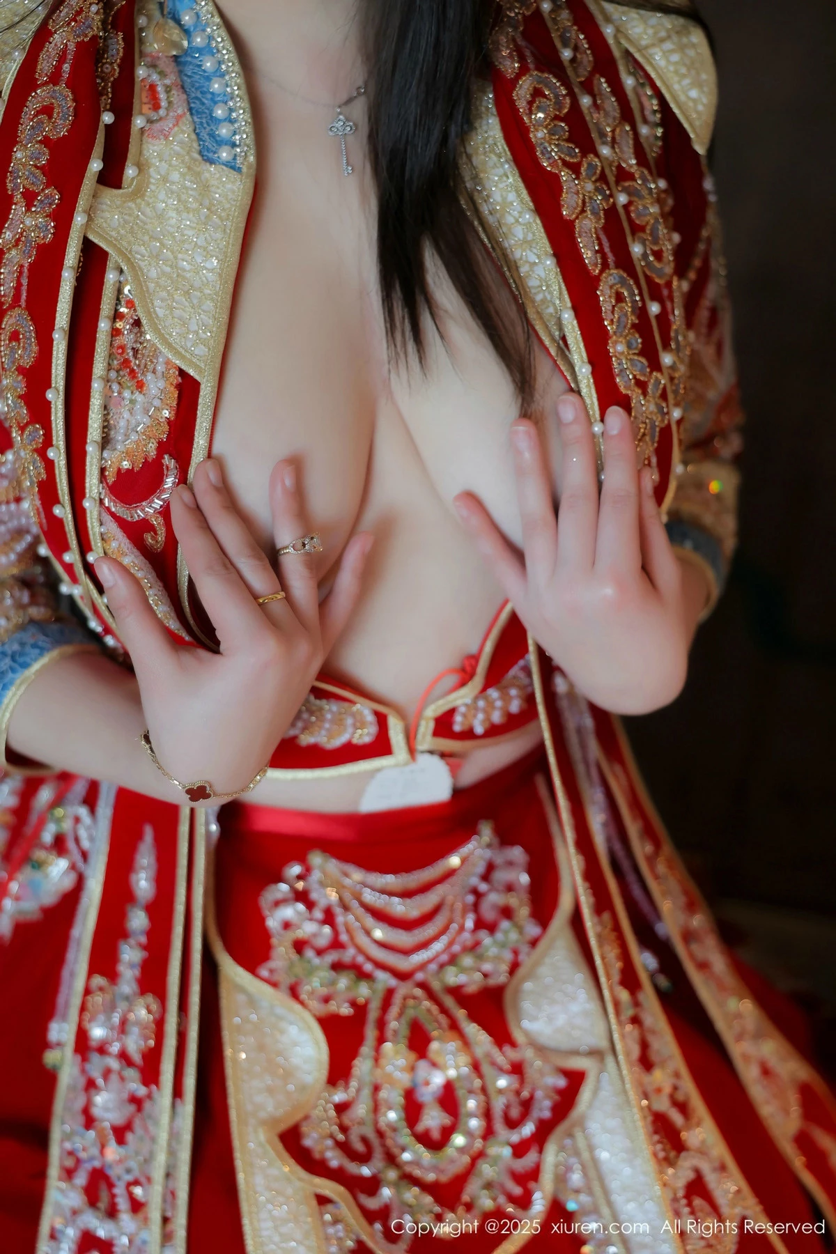 [[XiuRen秀人网]秀人网]No.9869_模特林若凡F性感红色新娘装配黑丝吊袜半脱秀丰腴身材诱惑写真76P