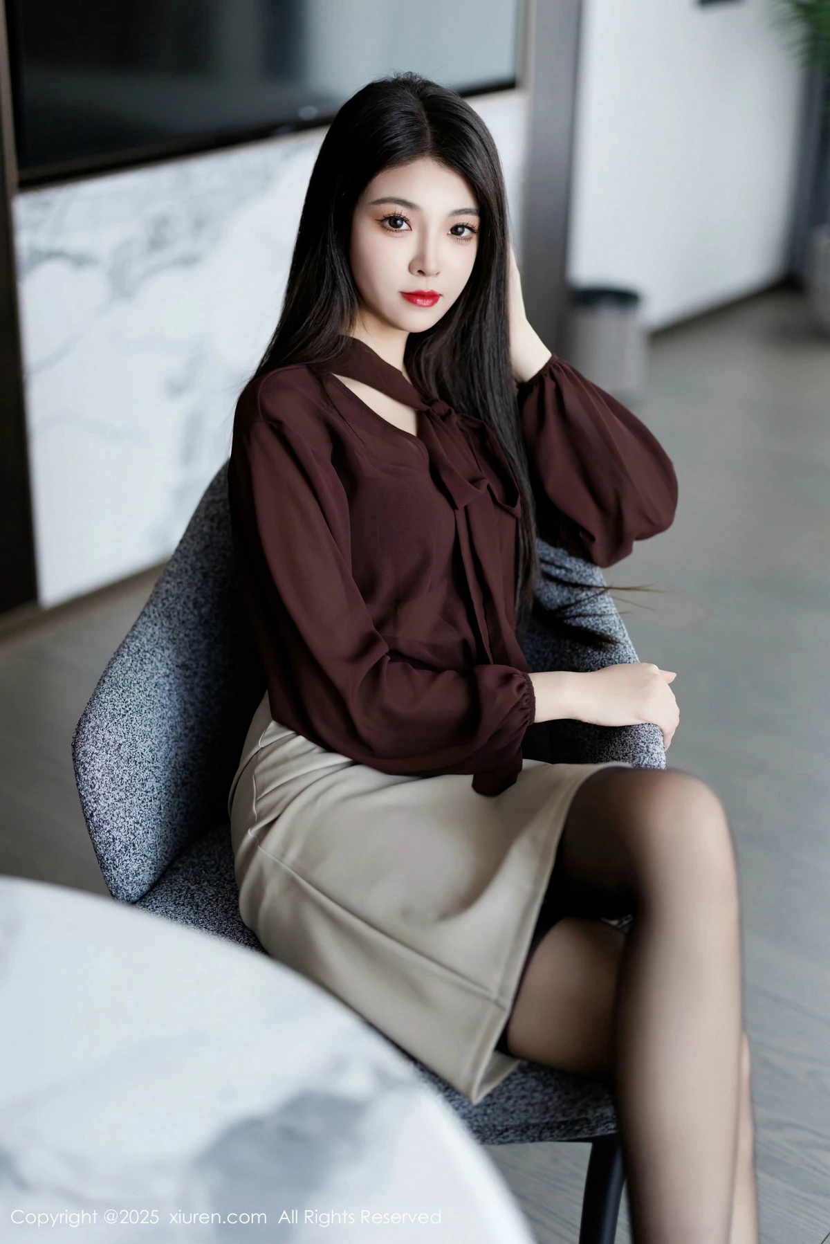 [[XiuRen秀人网]秀人网]No.9868_模特初梦瑶性感OL服饰露黑色内衣配黑丝袜秀完美身材诱惑写真83P