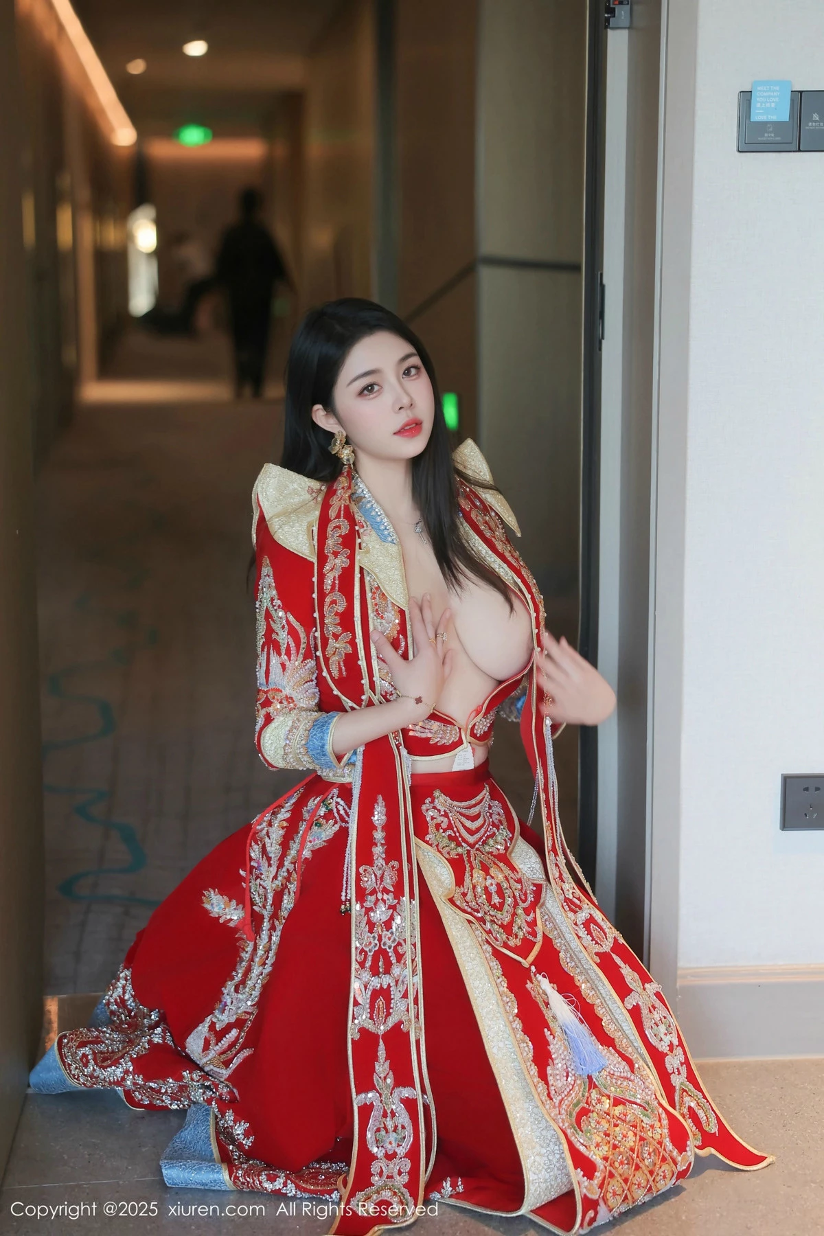 [[XiuRen秀人网]秀人网]No.9869_模特林若凡F性感红色新娘装配黑丝吊袜半脱秀丰腴身材诱惑写真76P