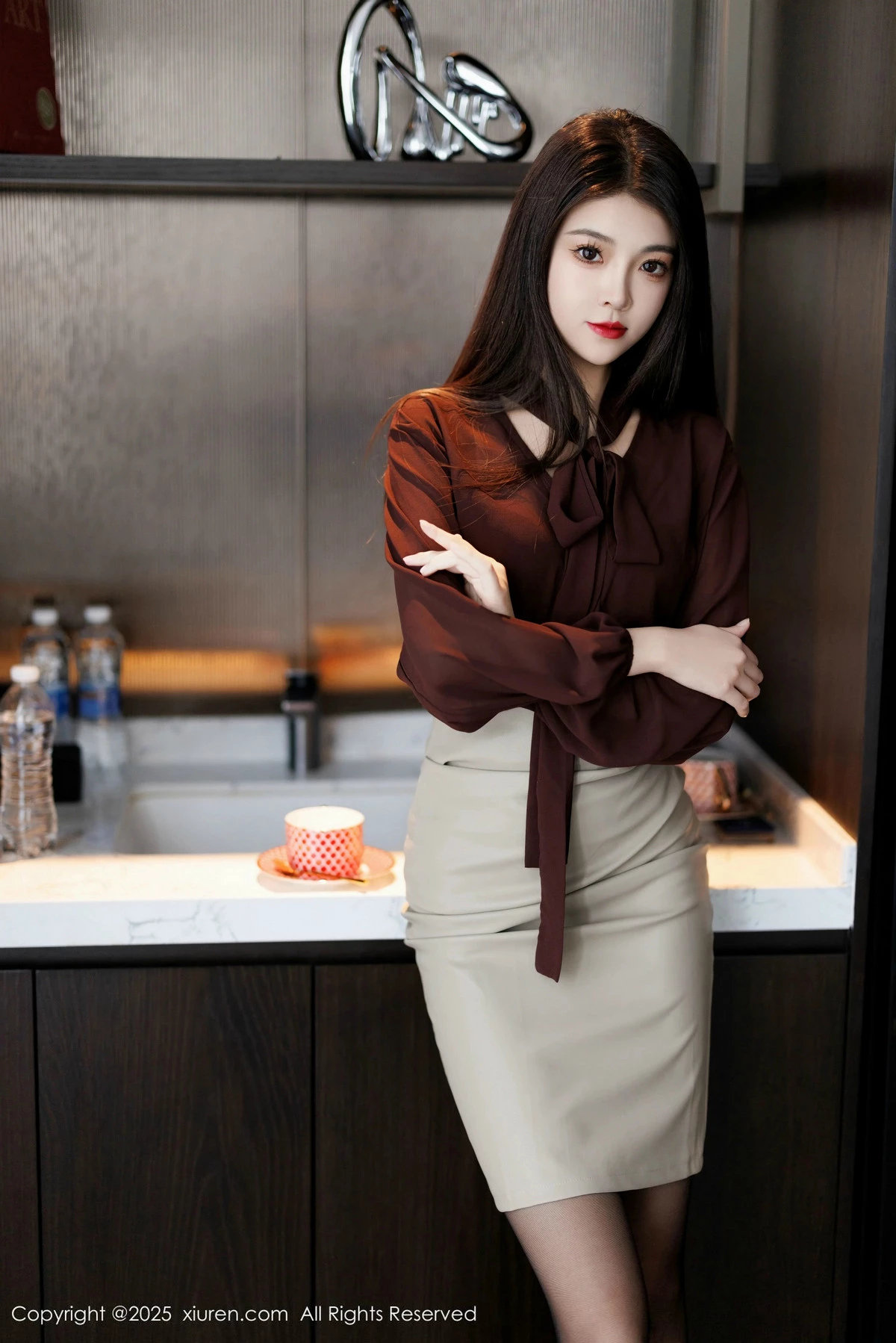 [[XiuRen秀人网]秀人网]No.9868_模特初梦瑶性感OL服饰露黑色内衣配黑丝袜秀完美身材诱惑写真83P